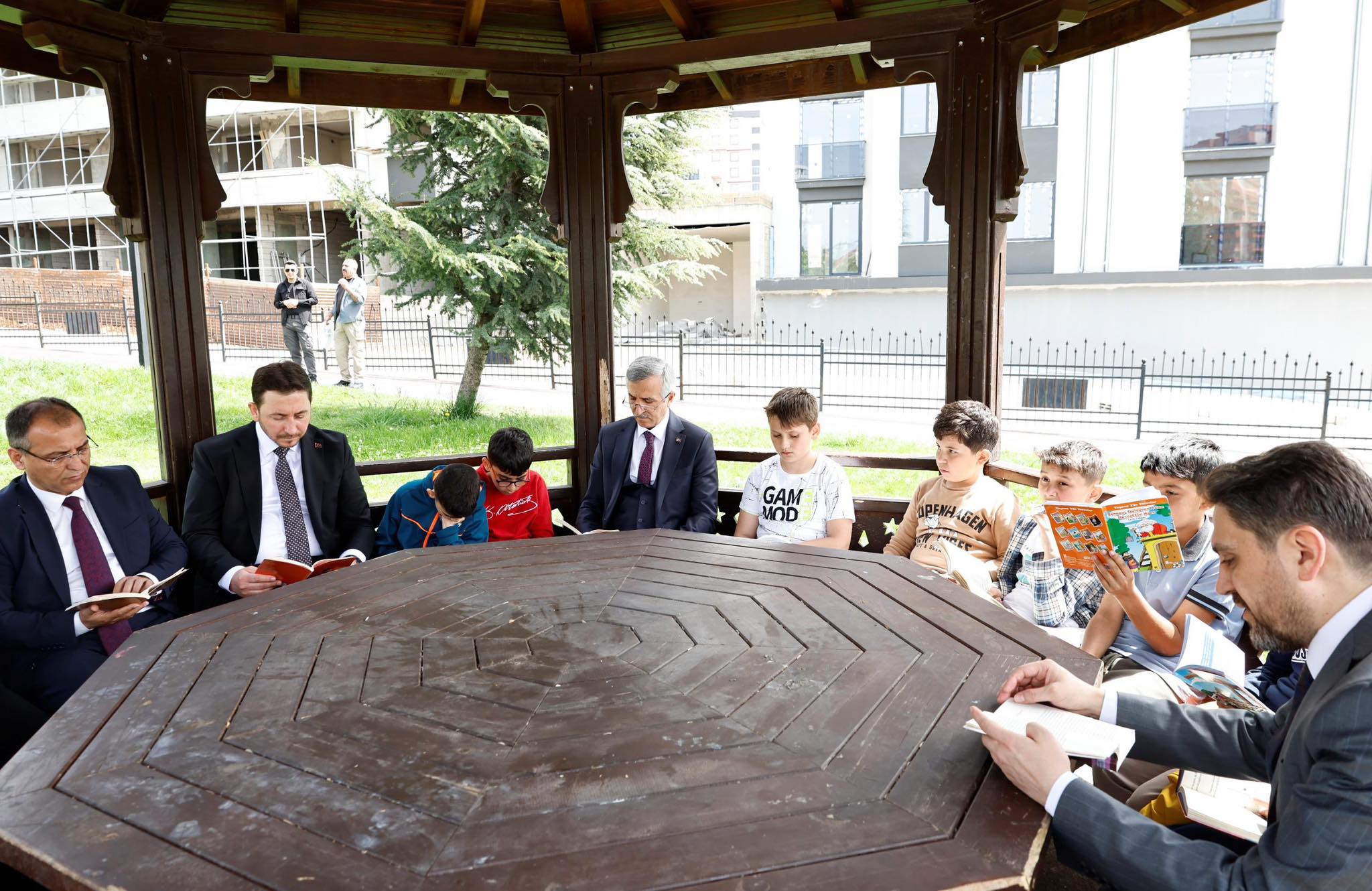 Kahramanmaraş Valisi Mükerrem Ünlüer, beraberindeki heyet ve öğrencilerle birlikte Aliya