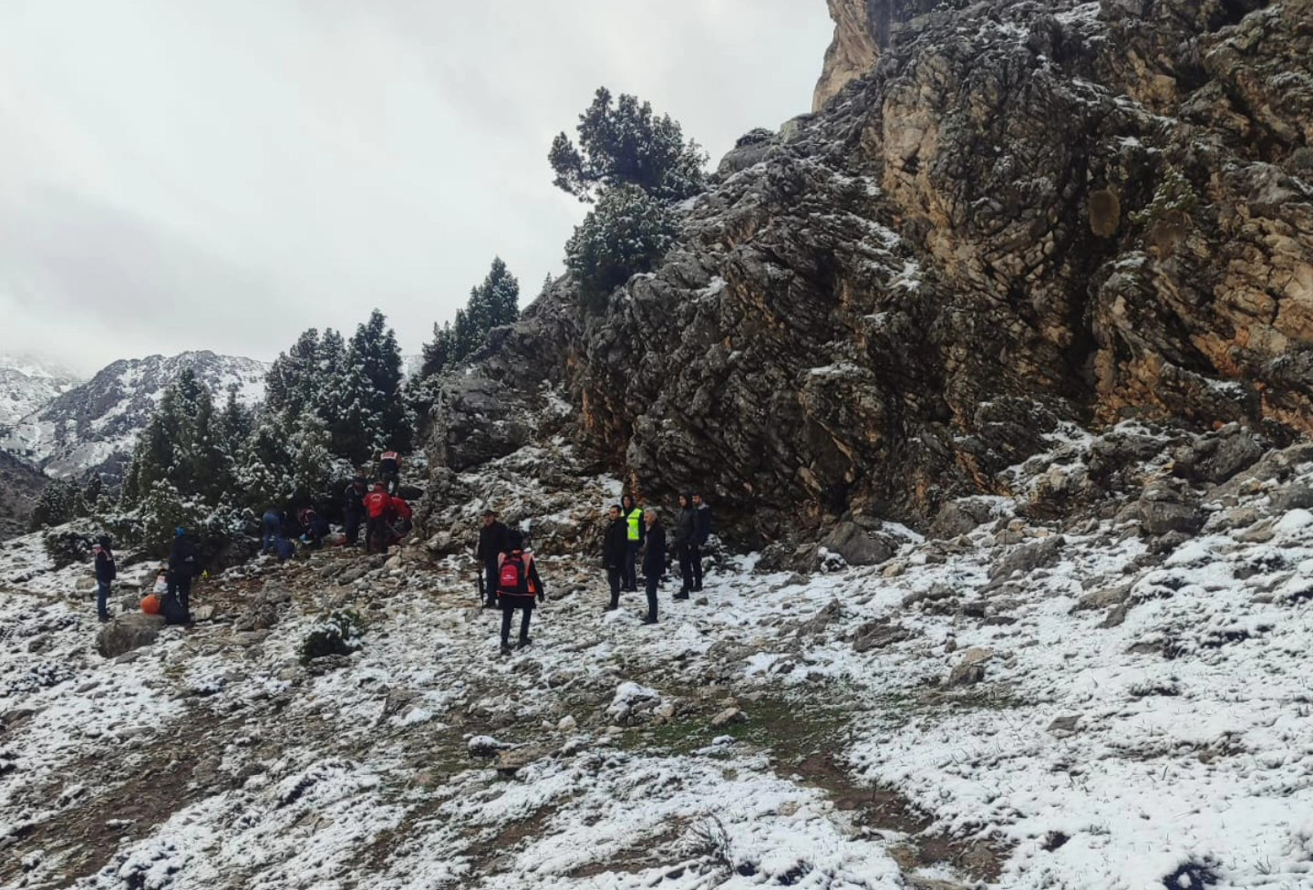 Kahramanmaraş’ın Göksun ilçesinde kayalıklardan düşen emekli polis memuru hayatını kaybetti.