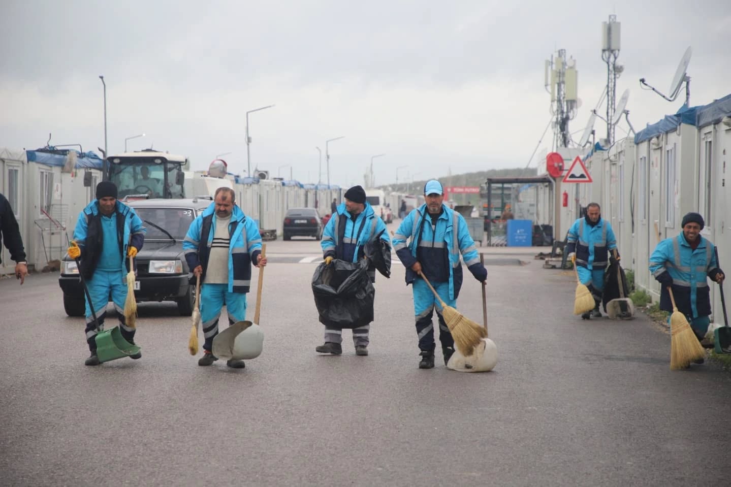Kahramanmaraş Dulkadiroğlu Belediyesi Çevre Koruma ve Kontrol Müdürlüğü ekipleri, depremzede