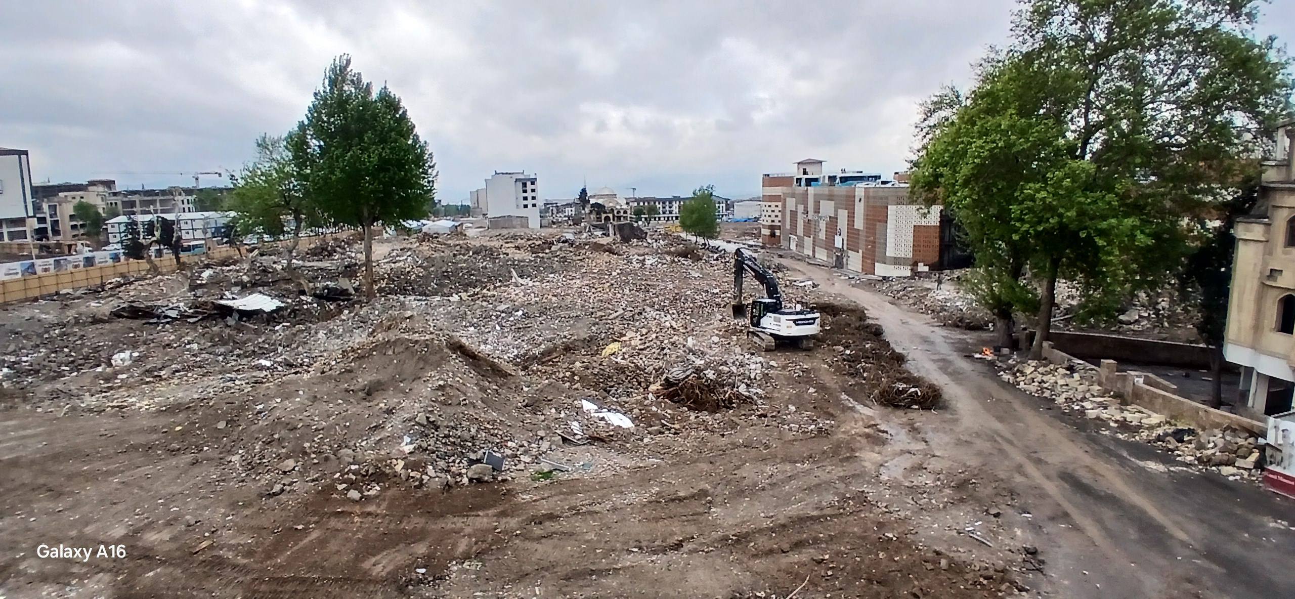 Kahramanmaraş'ta yaşanan depremlerin ardından şehirde yeniden inşa çalışmaları tüm hızıyla