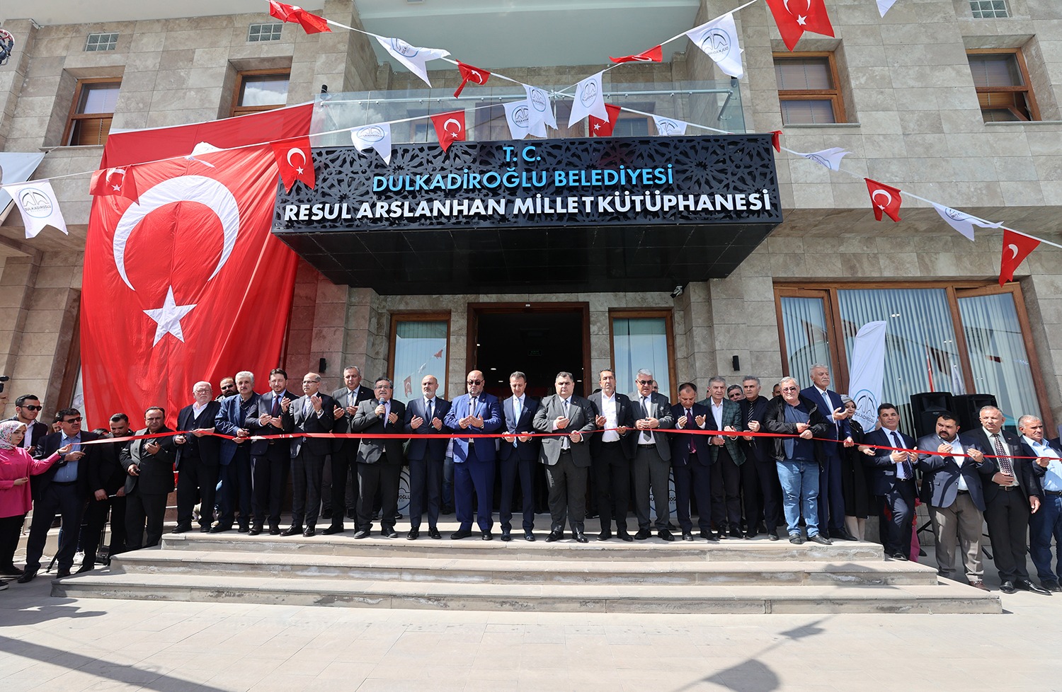 Kahramanmaraş’ın Dulkadiroğlu Belediye Başkanı Mehmet Akpınar, geleceğin teminatı olan gençlere