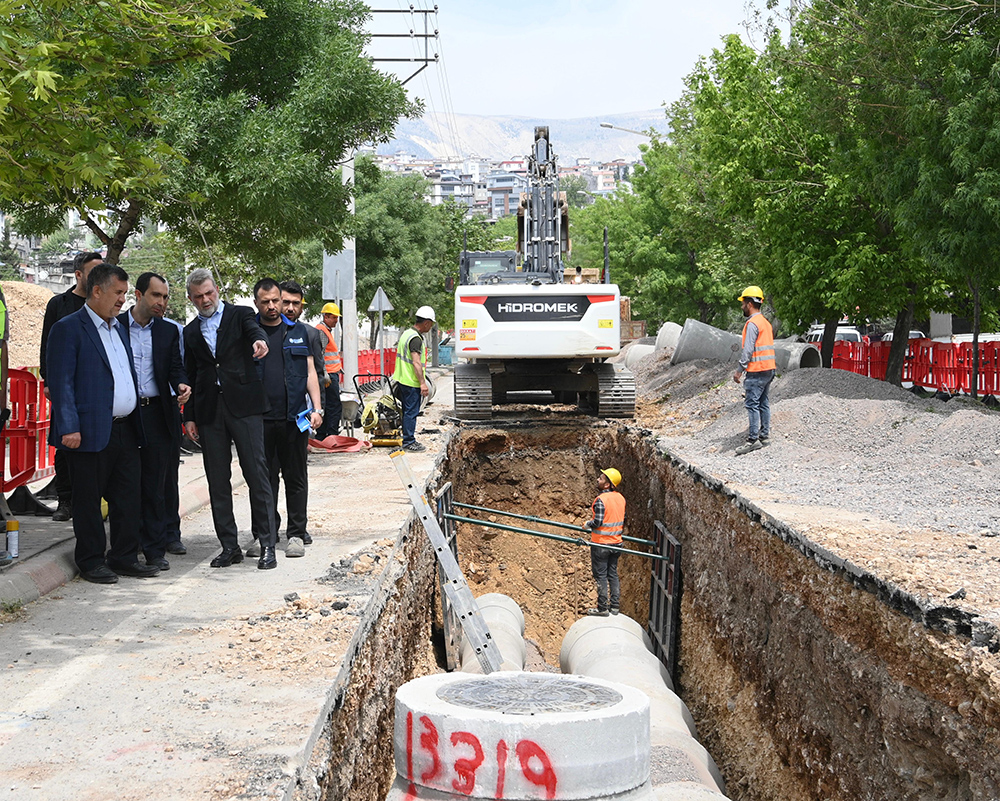 Dulkadiroğlu’nda yoğun bir şekilde süren altyapı imalatlarını yerinde inceleyen Başkan