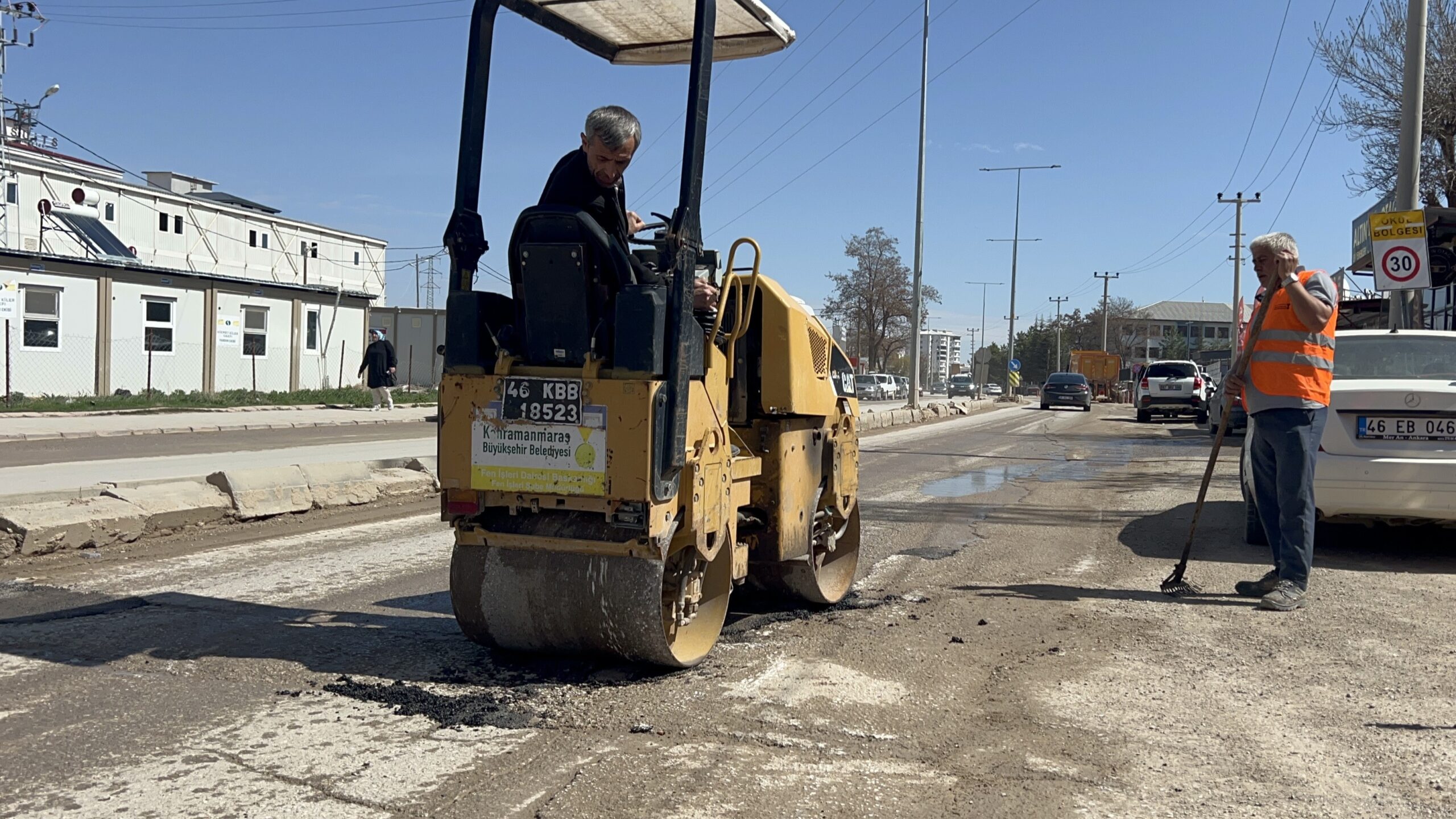 Büyükşehir Belediyesi, Elbistan’ın en işlek arterlerinden Çeçenistan Caddesi’nde bakım ve