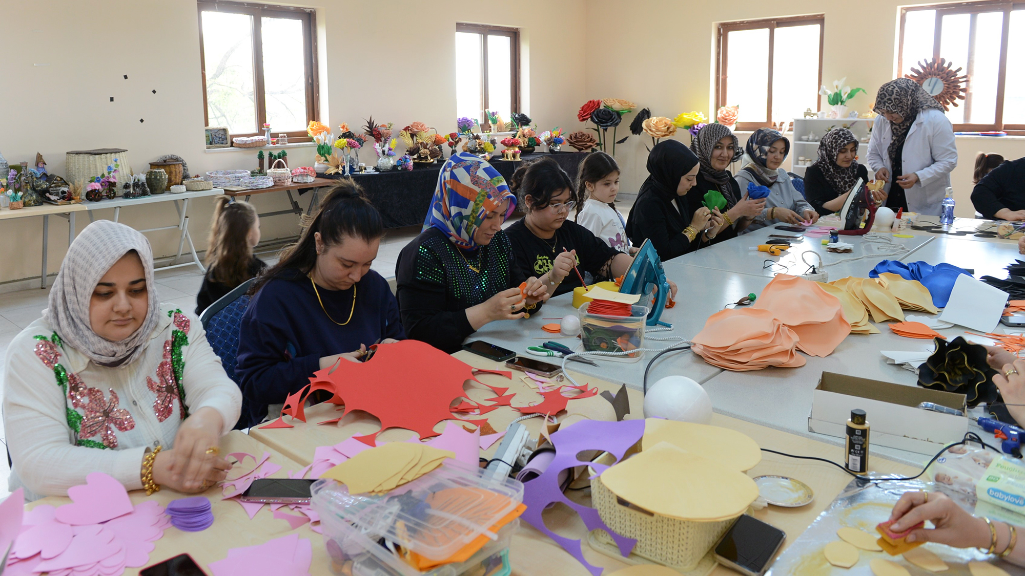Kadınlar, Büyükşehir Belediyesinin Evadan Çiçek Yapım Kursu’nda el becerilerini geliştirirken