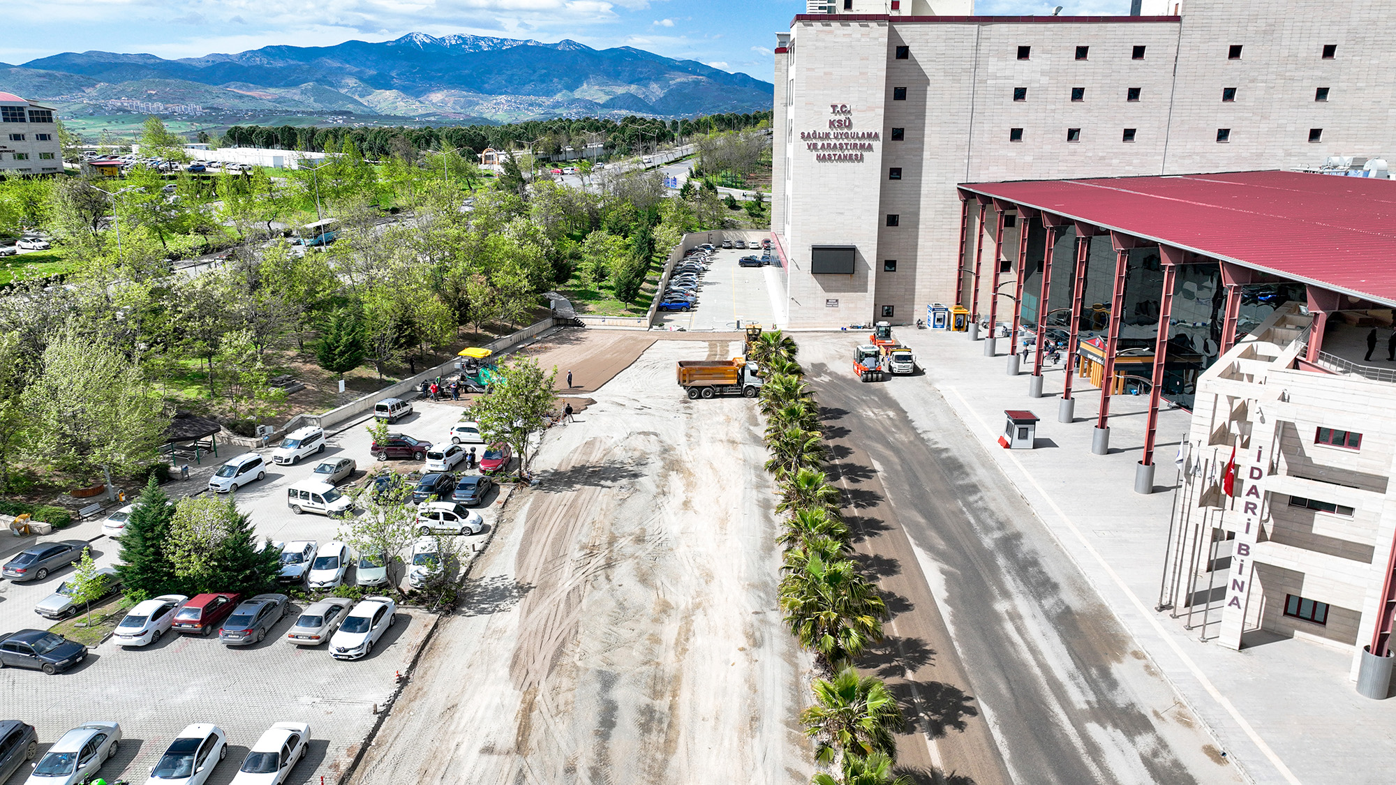 Büyükşehir Belediyesi, KSÜ Hastanesine ulaşım sağlayan arterde başlattığı yenileme ve