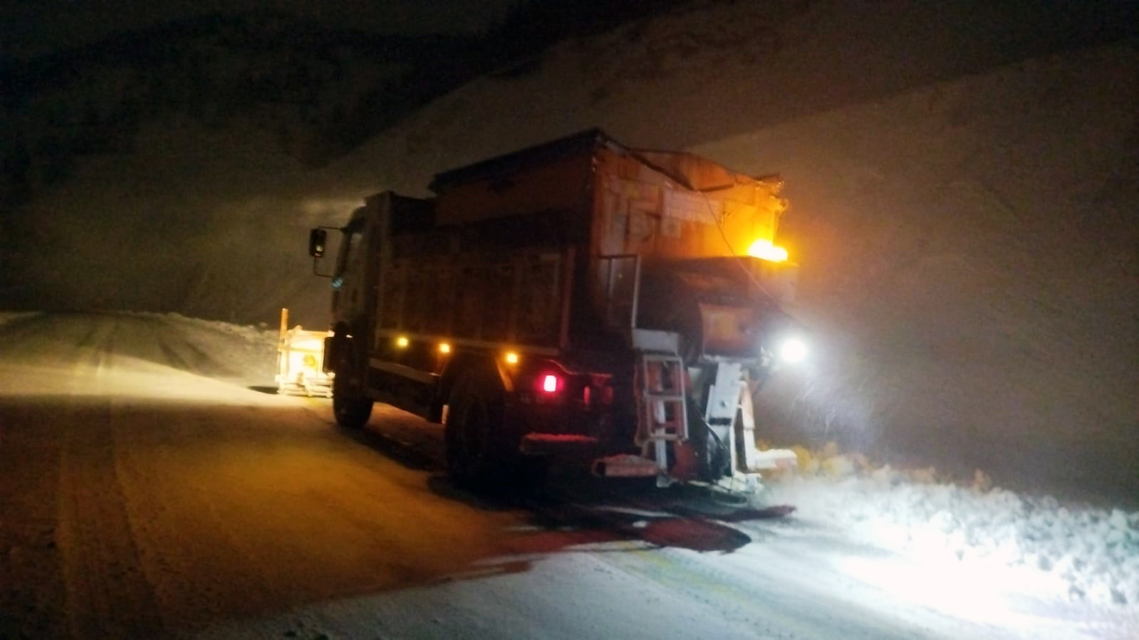 Büyükşehir Belediyesi, şehir genelinde etkisini yeniden artıran kar yağışına karşı