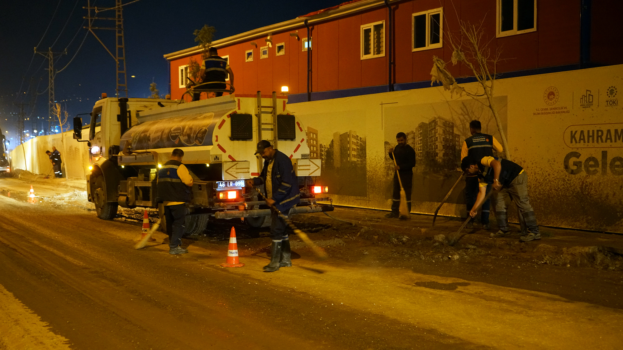 

Büyükşehir Belediyesi, Dulkadiroğlu’nda inşaat faaliyetlerinin yoğunlaştığı Vezir Hoca Bulvarı’nda kapsamlı