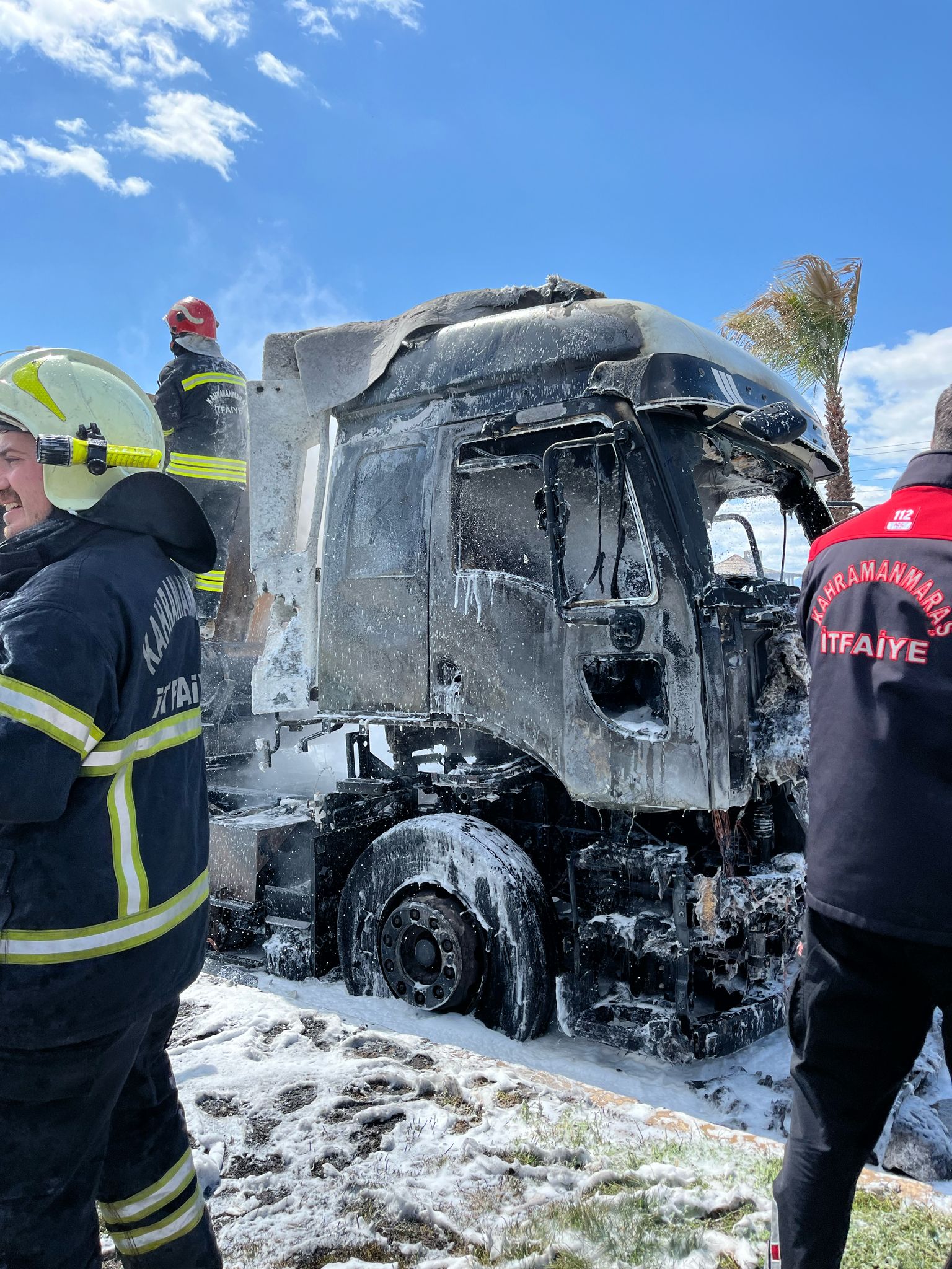 Kahramanmaraş'ta Adana yolu üzerinde seyir halinde olan bir hafriyat kamyonu,