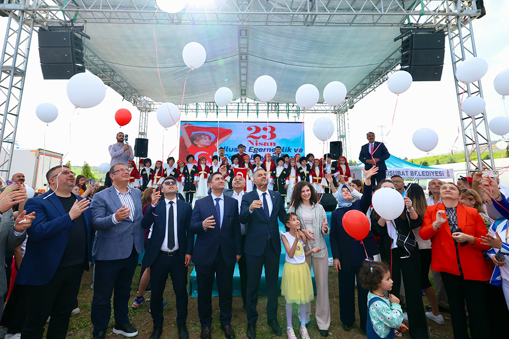 Hanifi Toptaş başkanlığındaki Onikişubat Belediyesi, geleneksel oyunlardan şişme parkurlara, sahne