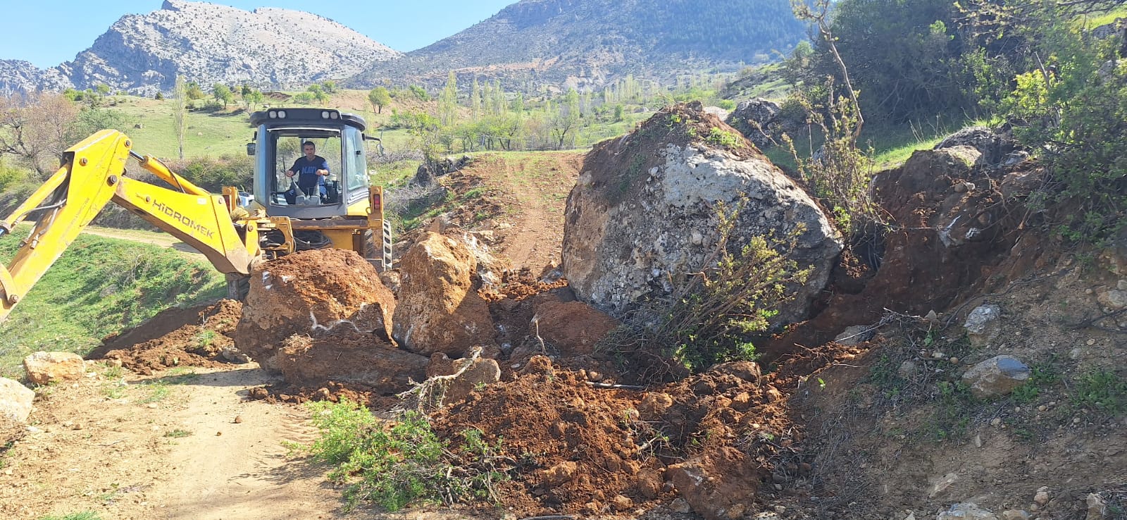 Kahramanmaraş Onikişubat Belediyesi Fen İşleri Müdürlüğü ekipleri, ilçedeki altyapı çalışmaları