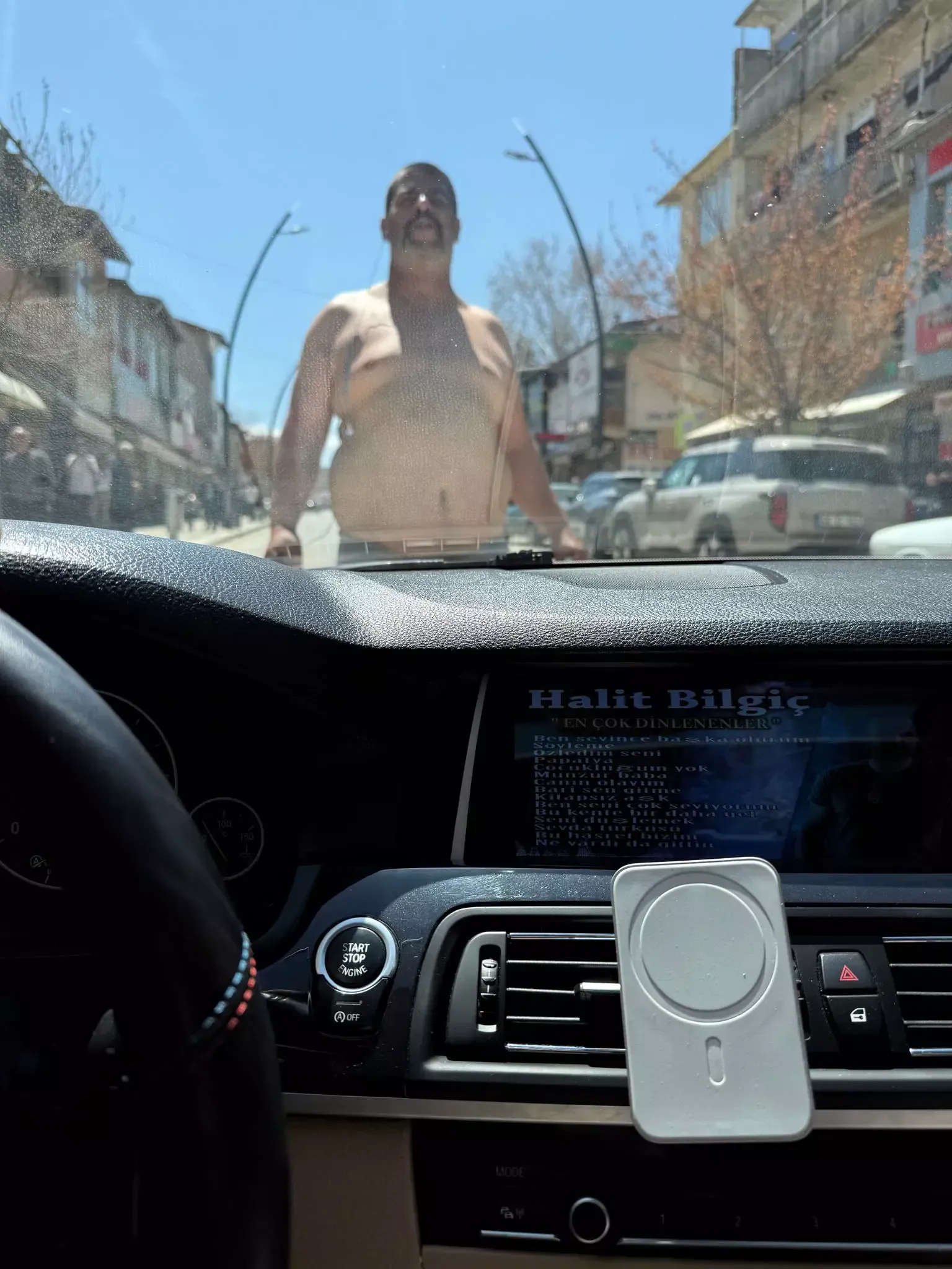 Kahramanmaraş'ın Afşin ilçesinde sokakta çıplak şekilde dolaşan adam görenleri ürküttü.