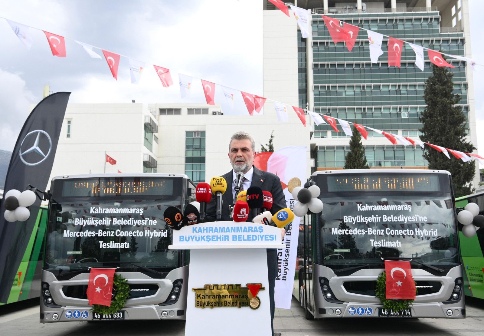 Büyükşehir Belediyesinin hizmet filosuna kazandırılan araçların ilk etap teslim töreni