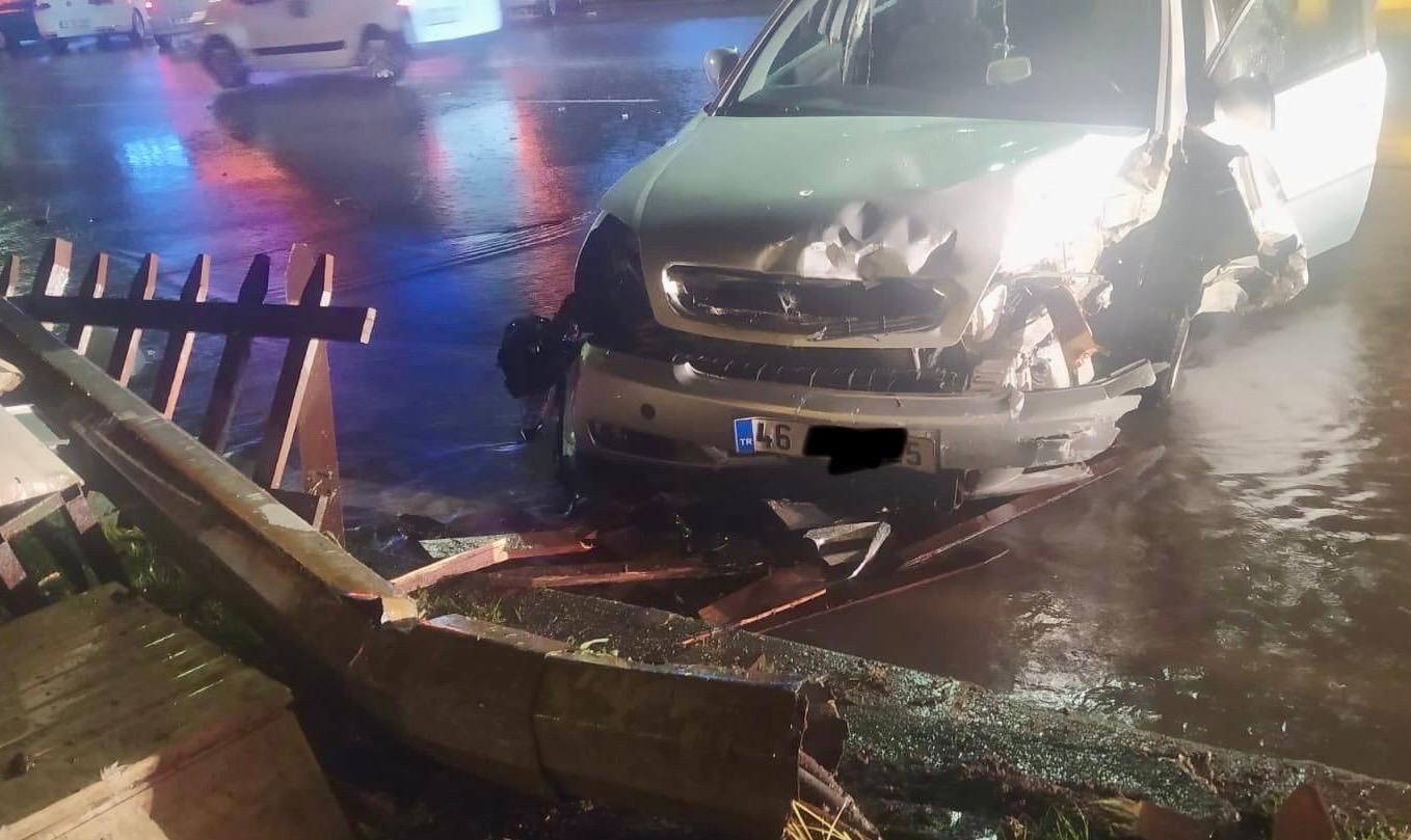 Kahramanmaraş’ın Onikişubat ilçesinde meydana gelen trafik kazasında, bir otomobilin refüje