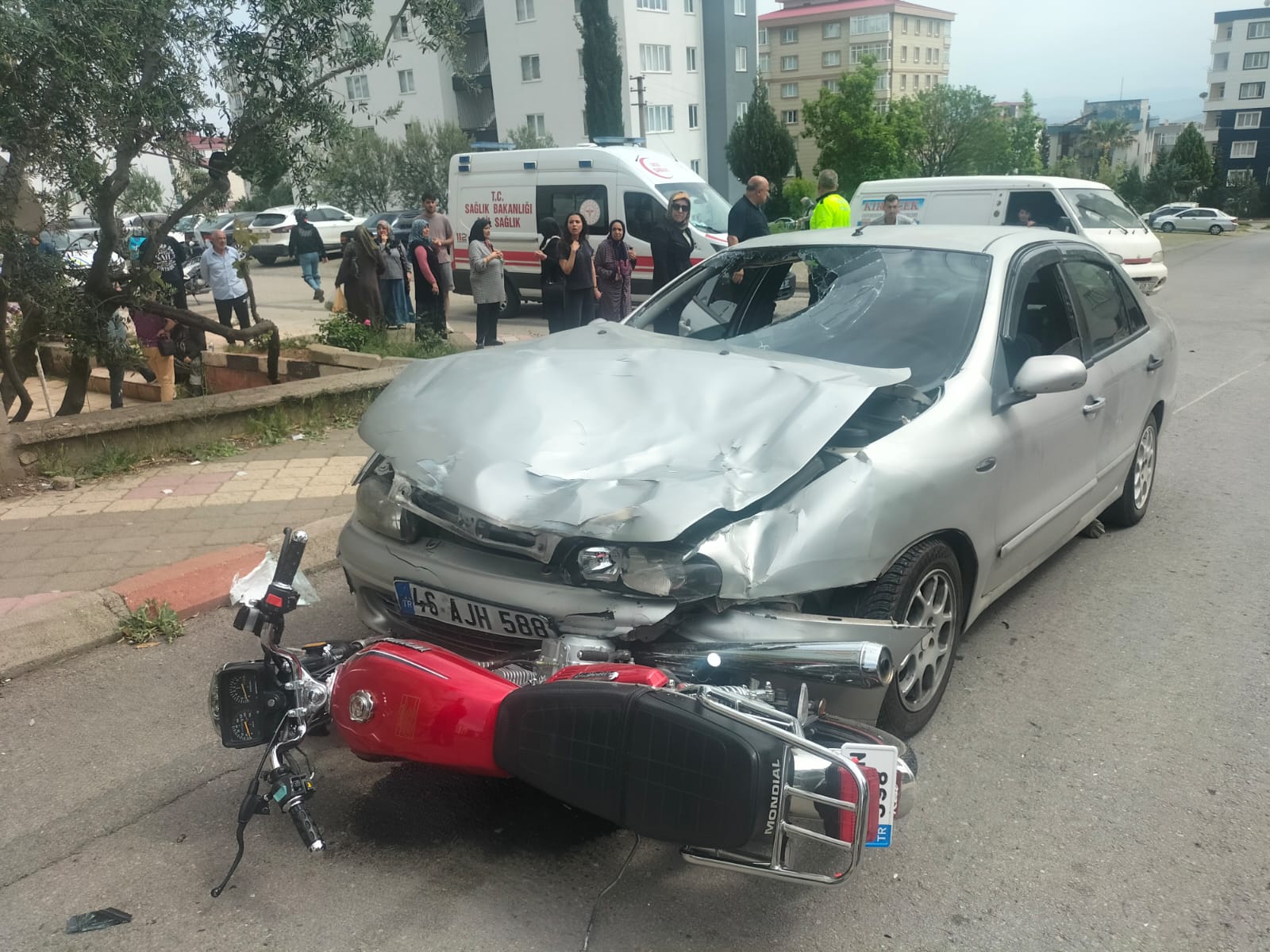 Kahramanmaraş’ın Selçuklu Mahallesi’nde meydana gelen trafik kazasında motosiklet ile otomobil
