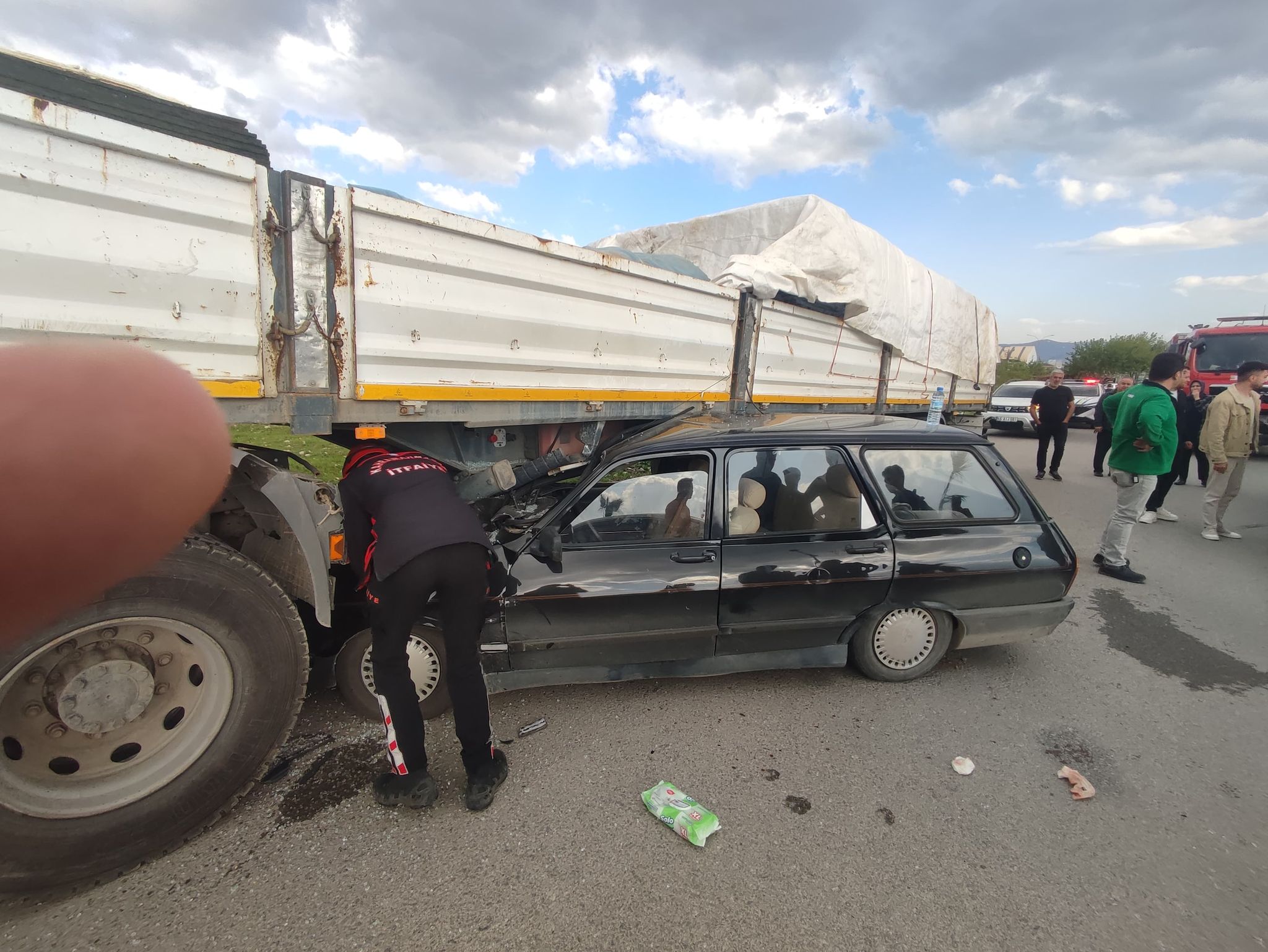 Kahramanmaraş'ta meydana gelen trafik kazasında bir otomobil, seyir halindeki bir