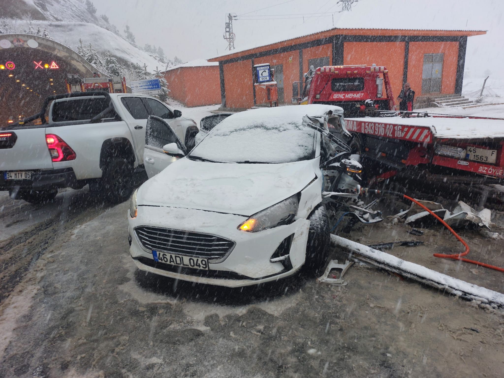 Kahramanmaraş’ta otomobil ile çekicinin karıştığı trafik kazasında 22 yaşındaki genç