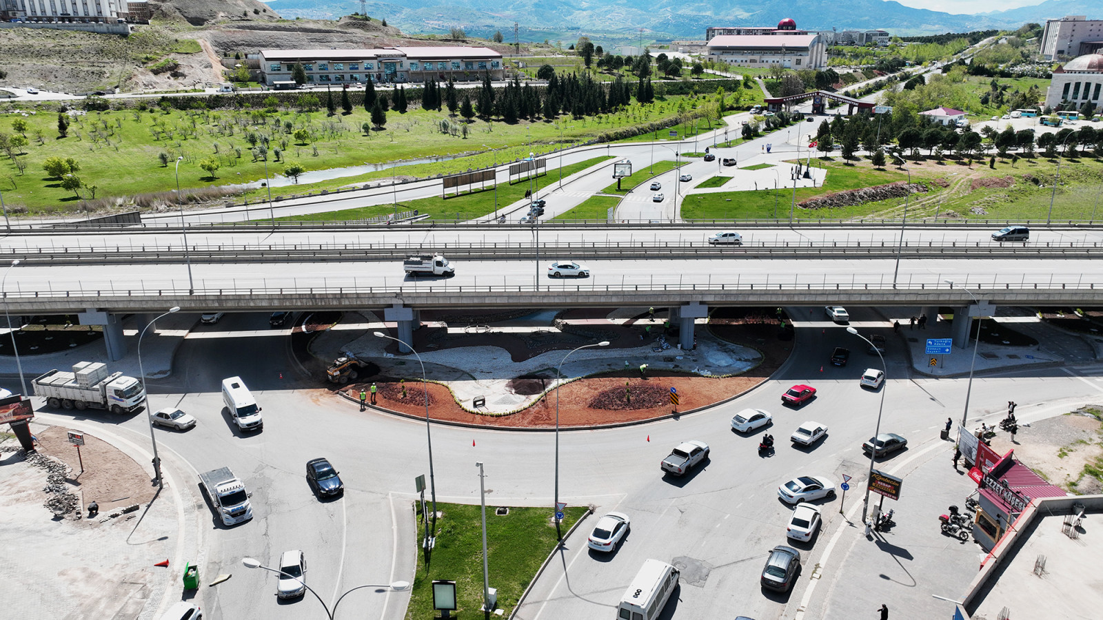 Büyükşehir Belediyesi, Üniversite Kavşağı’nda gerçekleştirdiği peyzaj uygulamalarıyla bölgede estetik dokuyu