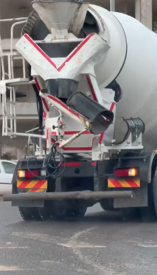 Büyükşehir Belediyesi, Vezir Hoca Bulvarı’nda seyir halindeyken harcını yola dökerek