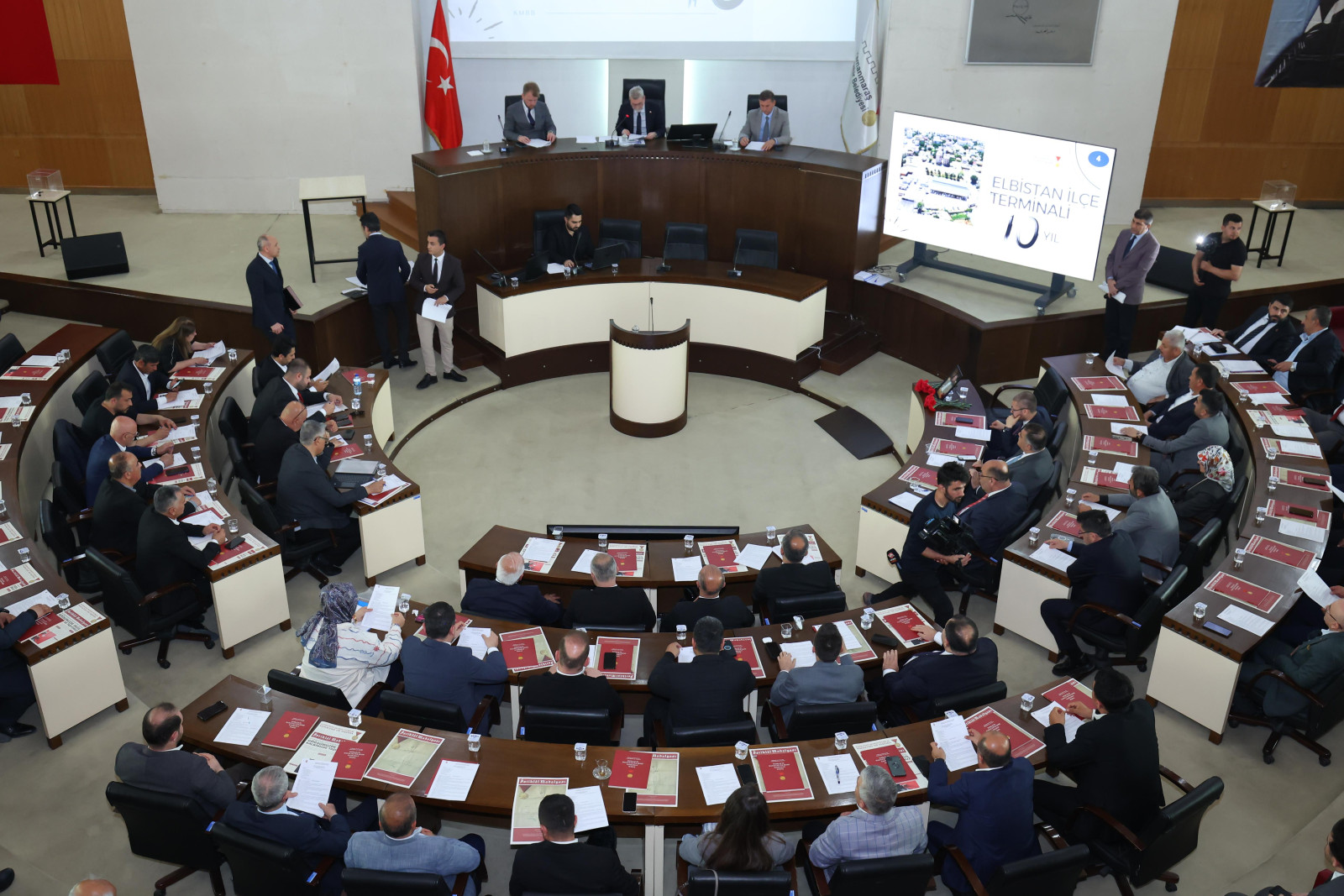 Kahramanmaraş Büyükşehir Belediye Meclisi’nin Nisan ayı toplantısında, belediyenin ve KASKİ’nin