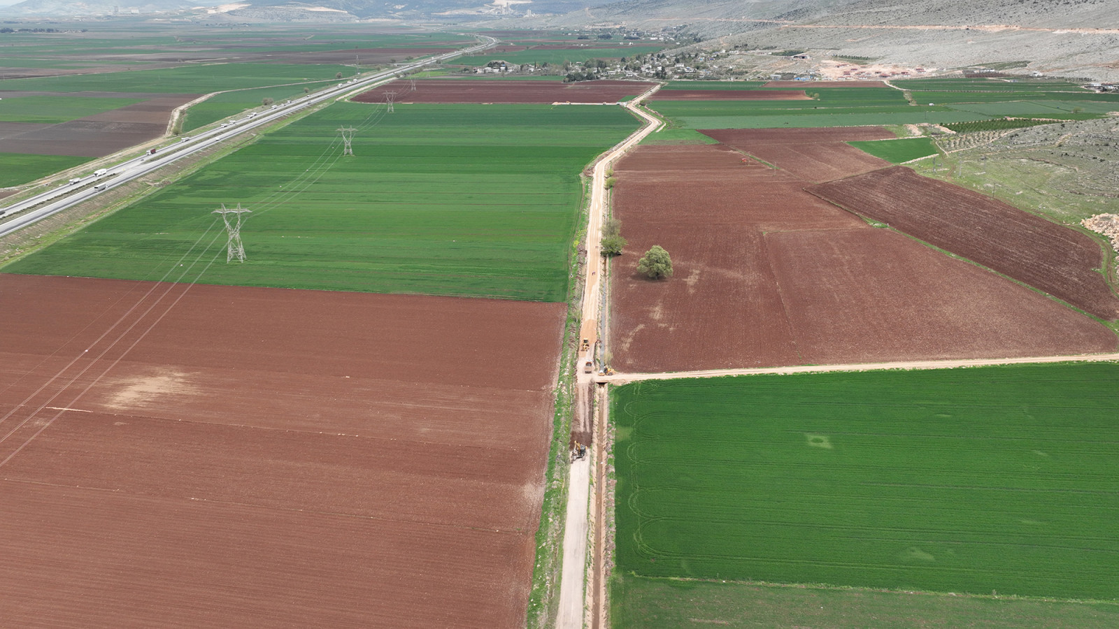 Kahramanmaraş Büyükşehir Belediyesi, Pazarcık’ın sınır mahallelerini Kahramanmaraş – Gaziantep Karayoluna