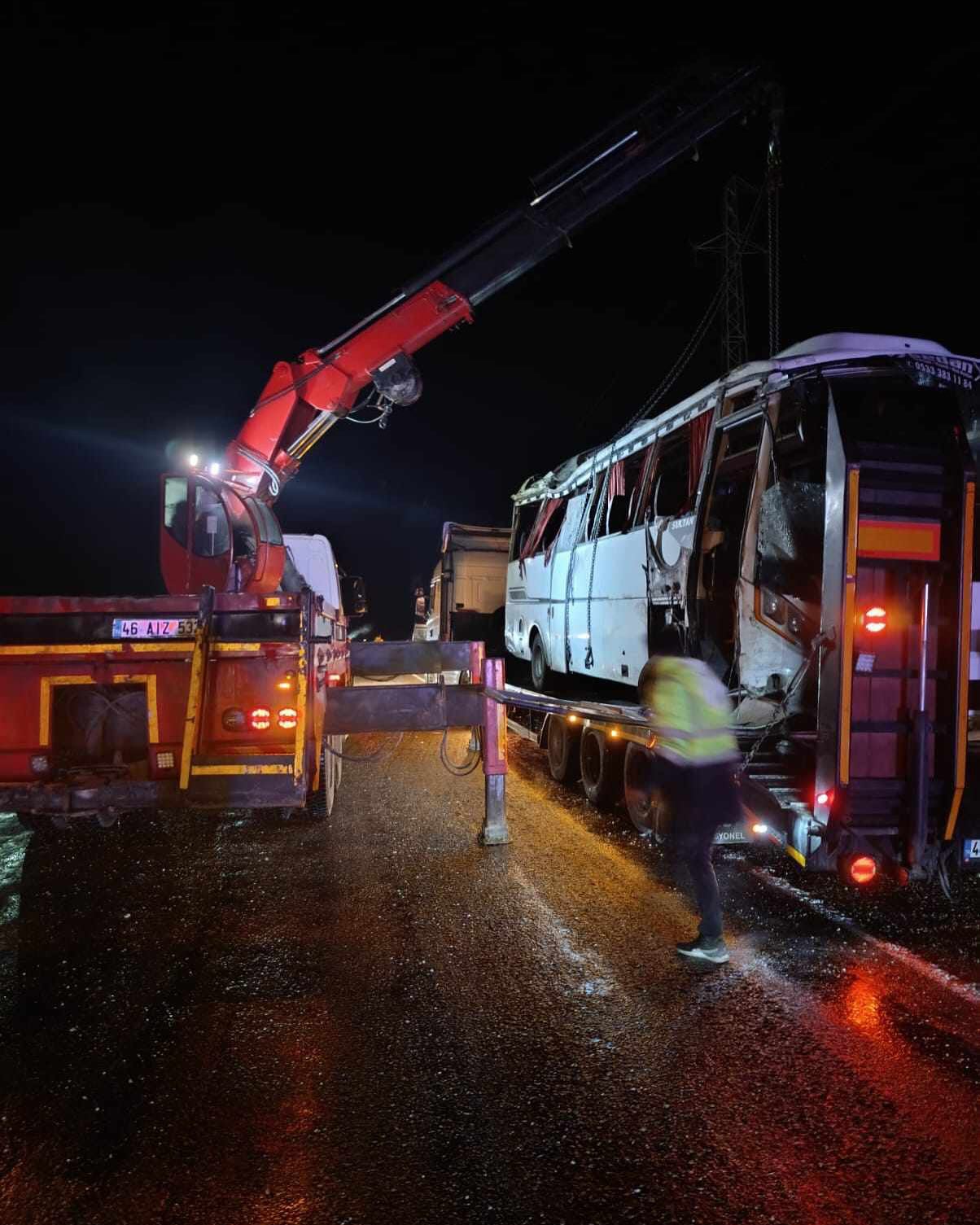 Kahramanmaraş'ın Göksun ilçesinde, düzensiz göçmenleri taşıyan bir minibüsün kaza yapması