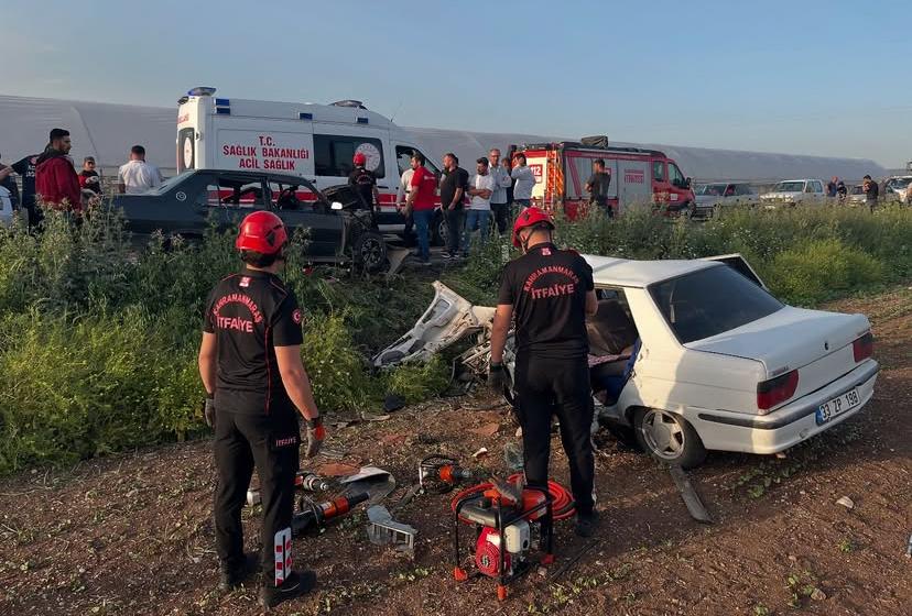 Kahramanmaraş’ın Dulkadiroğlu ilçesinde meydana gelen trafik kazasında iki otomobilin çarpışması