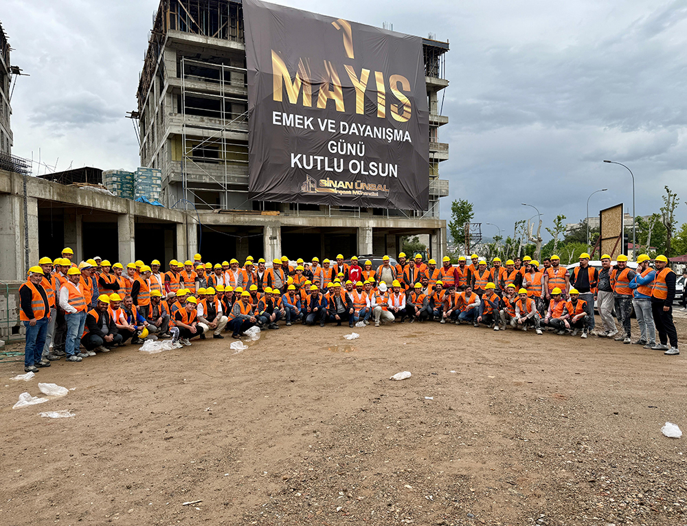 6 Şubat depremlerinin ardından kentin yeniden ayağa kalkması için çalışan