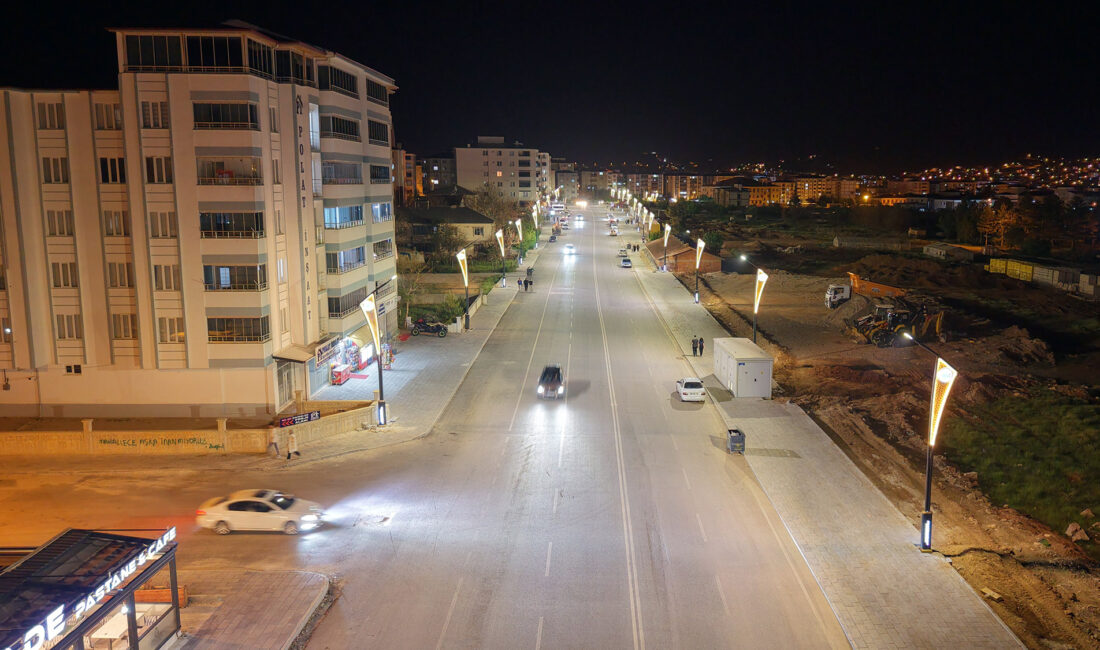Büyükşehir Belediyesi, Afşin Şehit Fırat Yılmaz Çakıroğlu Caddesi’nde yenileme çalışmalarını