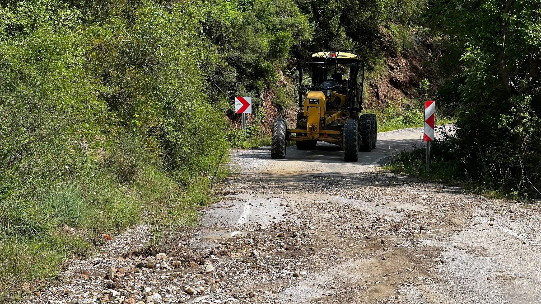 Büyükşehir Belediyesi, Andırın kırsalında yürüttüğü yol bakım, onarım ve yenileme