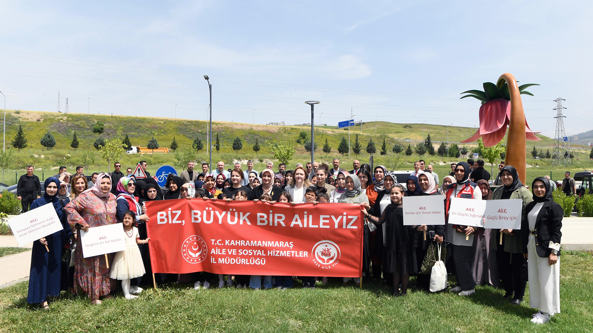 Anneler Günü dolayısıyla düzenlenen programda şehit ve gazi anneleri, eşleri