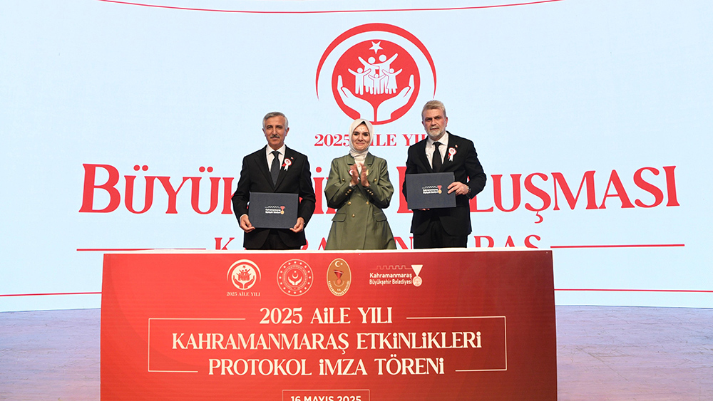 Büyükşehir Belediyesi tarafından düzenlenen Büyük Aile Buluşması programına katılan Aile