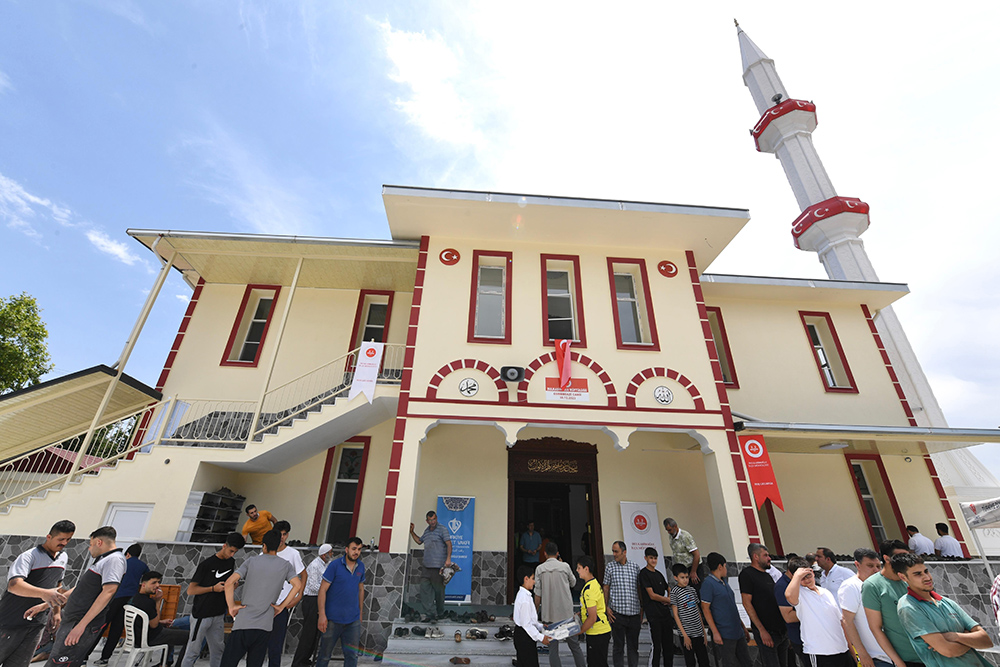 6 Şubat depremlerinde yıkılan Dulkadiroğlu Osmangazi Camii yeniden ibadete açıldı.