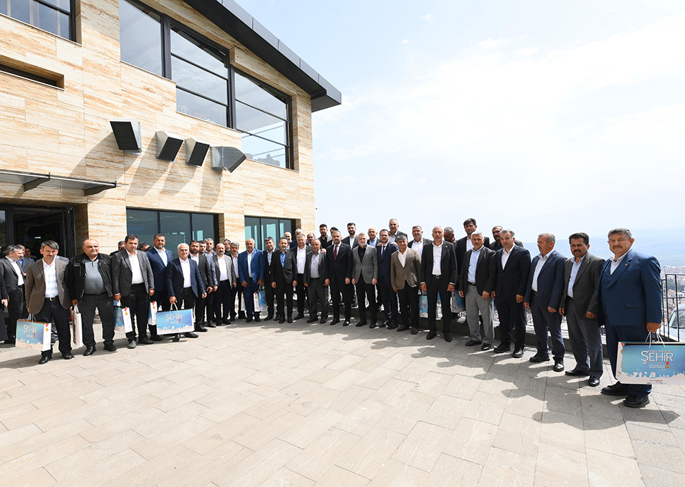 Onikişubat’ın batı mahallelerinde görev yapan muhtarlarla bir araya gelen Başkan