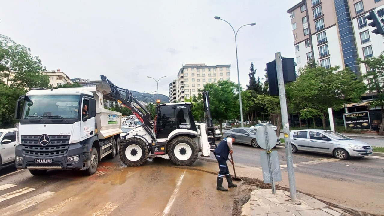 Büyükşehir Belediyesi, etkili olan sağanak yağışla inşaat alanlarından arterlere taşınarak