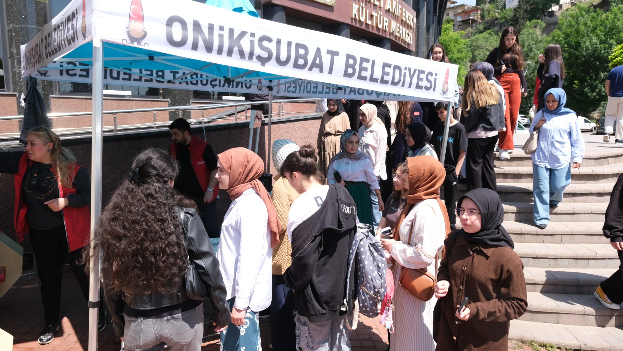 Onikişubat Belediyesi, sınavlara hazırlanan gençlerin motivasyonunu artırmak ve başarı yolculuklarına