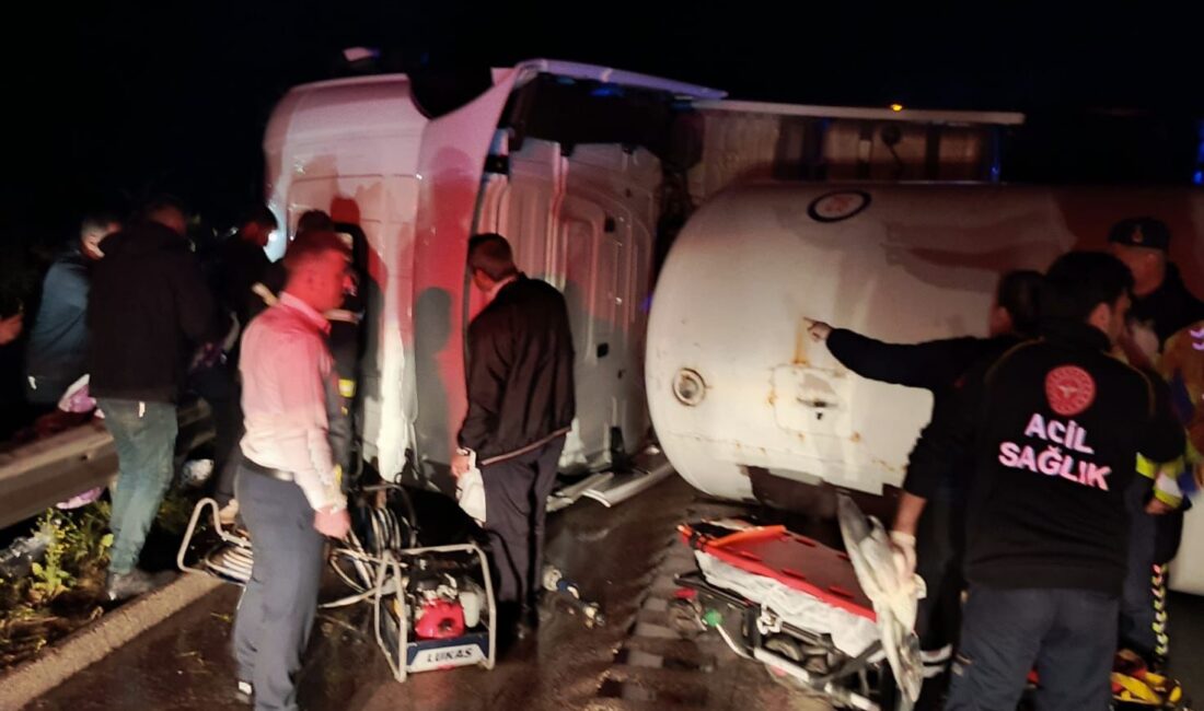 Kahramanmaraş'ta öğle saatlerinde meydana gelen bir trafik kazasında, Kahramanmaraş-Gaziantep otoyolunda