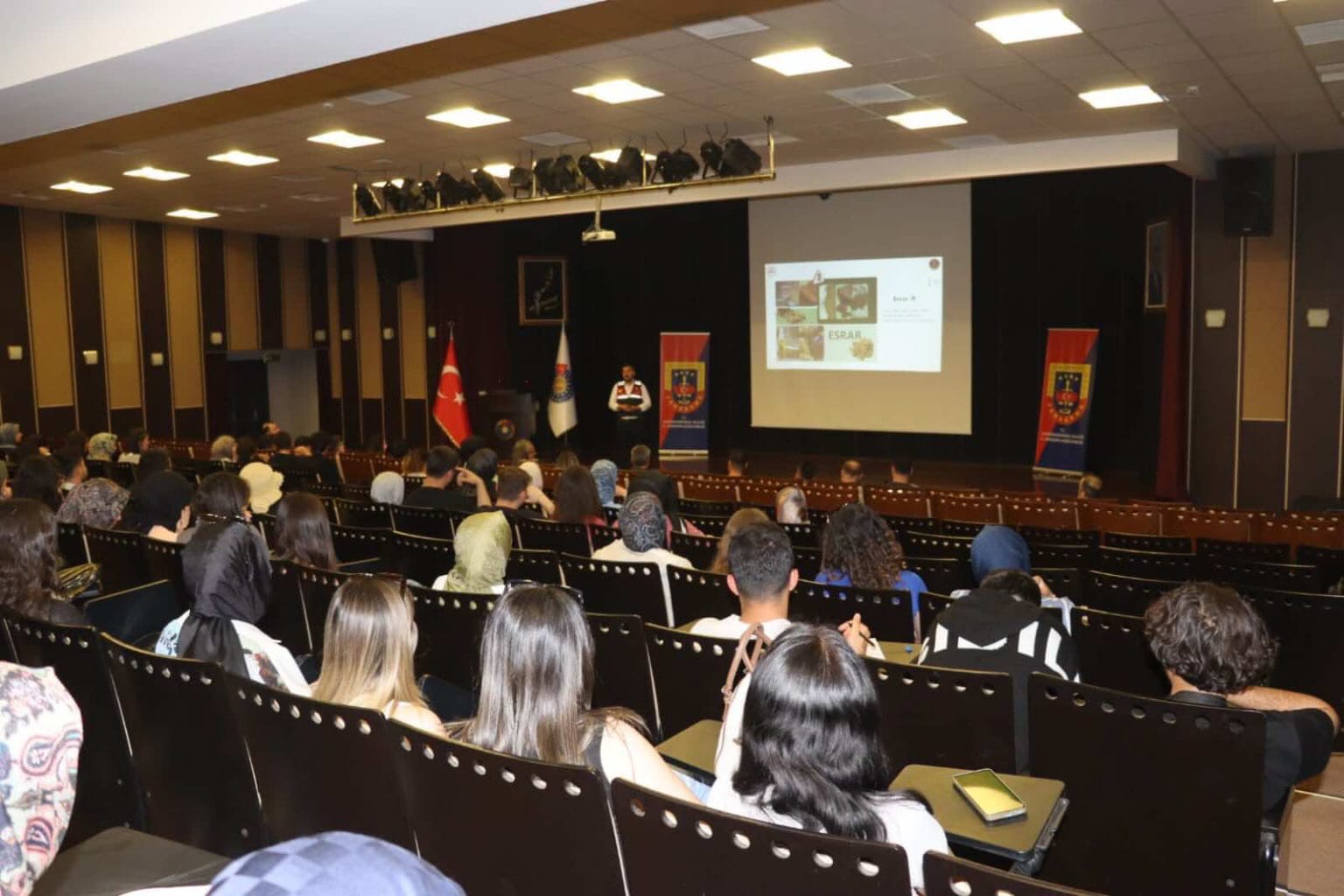 Kahramanmaraş İl Jandarma Komutanlığı, gençlerin madde bağımlılığına karşı bilinçlendirilmesi amacıyla