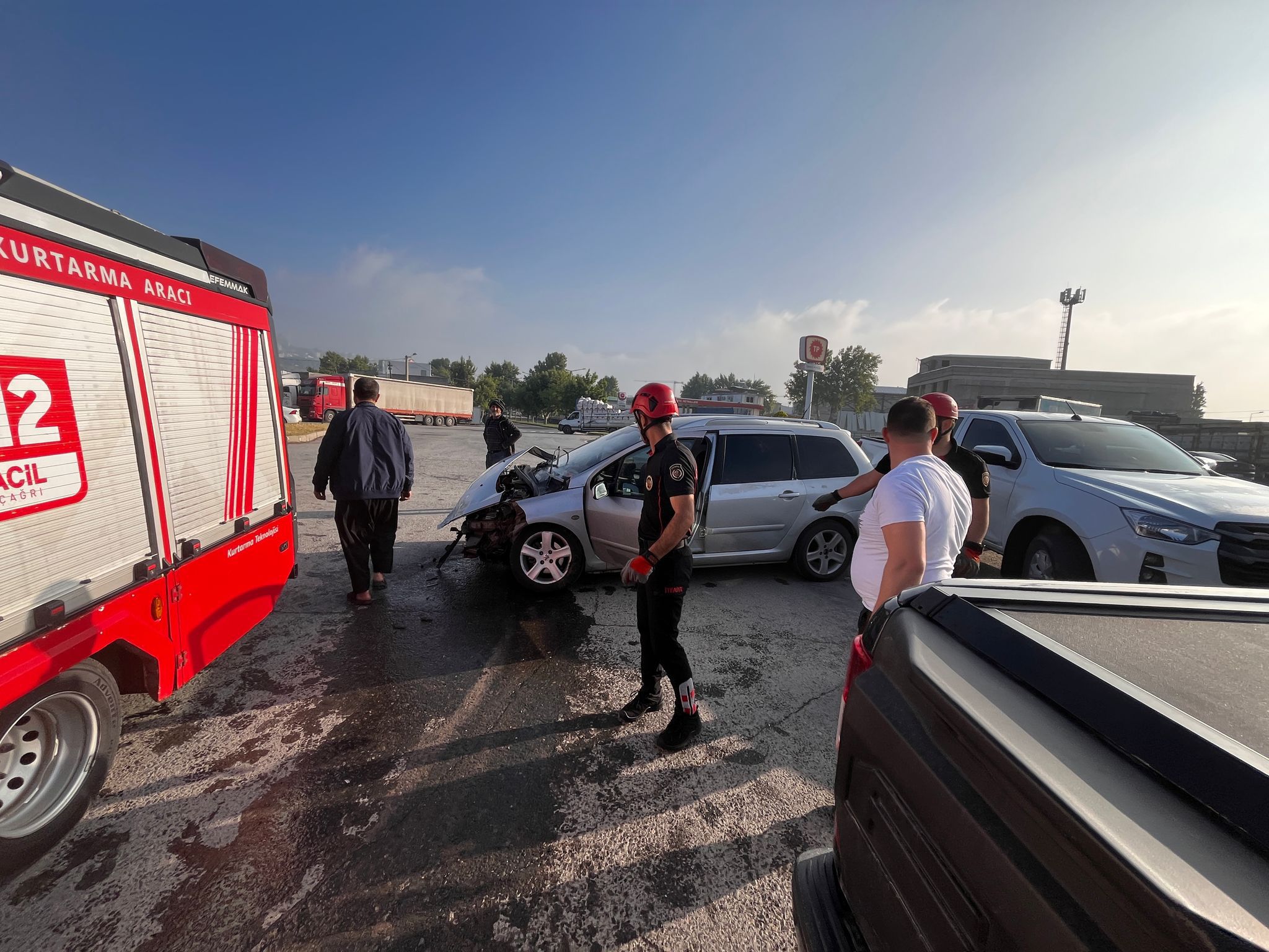 Orhan Sezal Bulvarı'ndaki kontrolsüz kavşakta meydana gelen kazada, devrilen personel