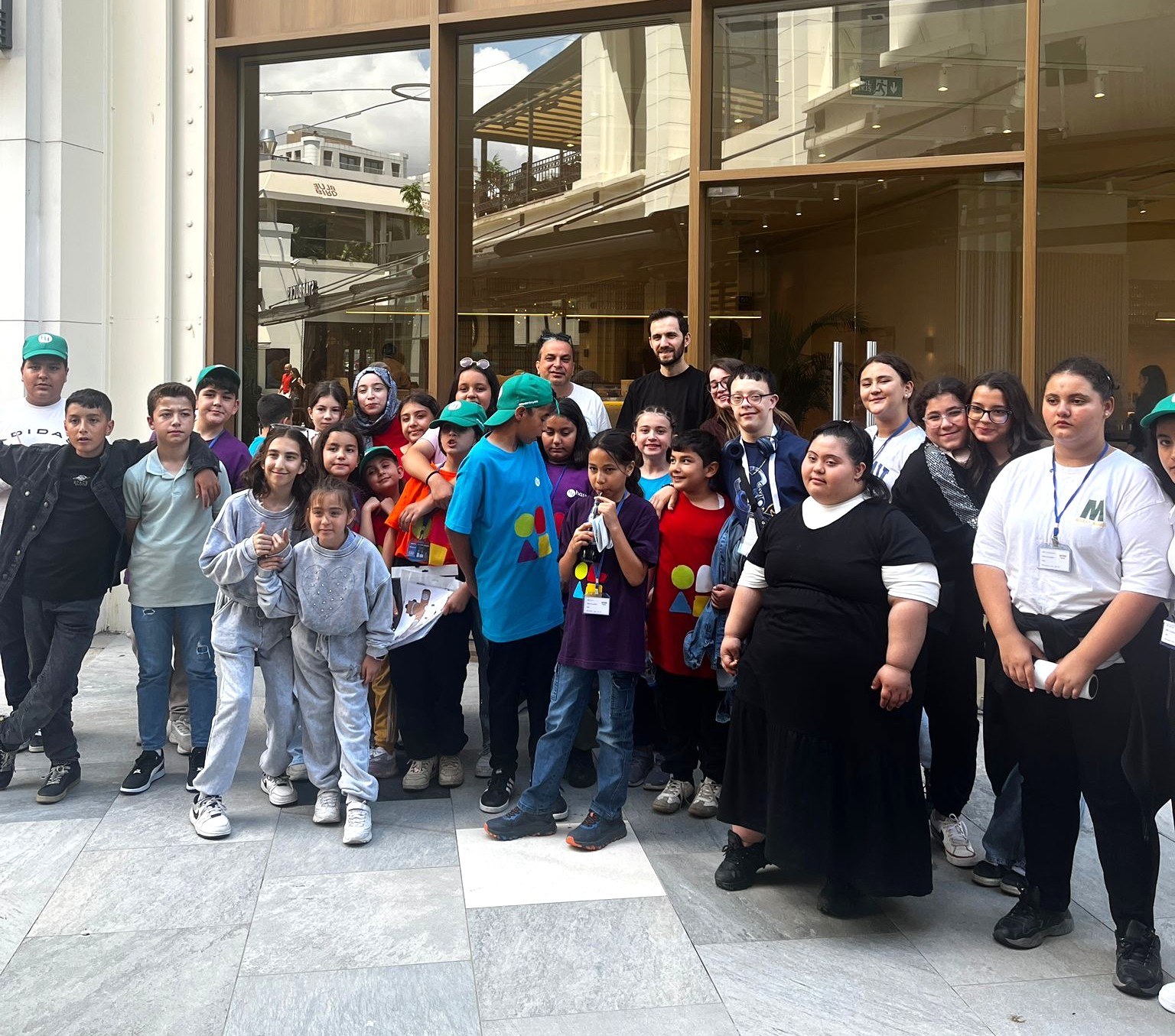 Hayat Yeniden Eğitim ve Kültür Vakfı tarafından hayata geçirilen Kırmızı