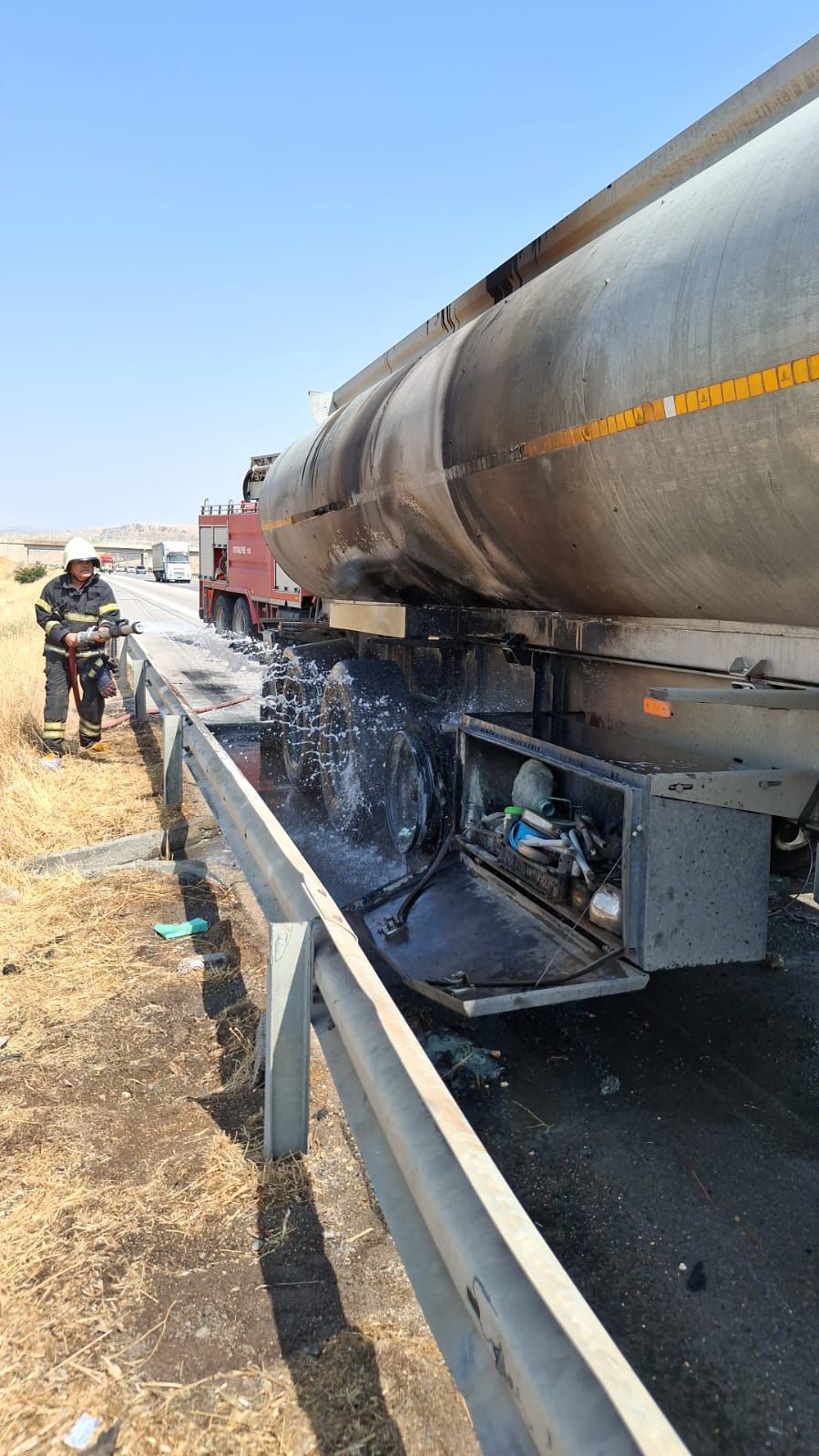 Kahramanmaraş'ın Pazarcık ilçesine bağlı Narlı bölgesinde, akaryakıt yüklü bir tankerin