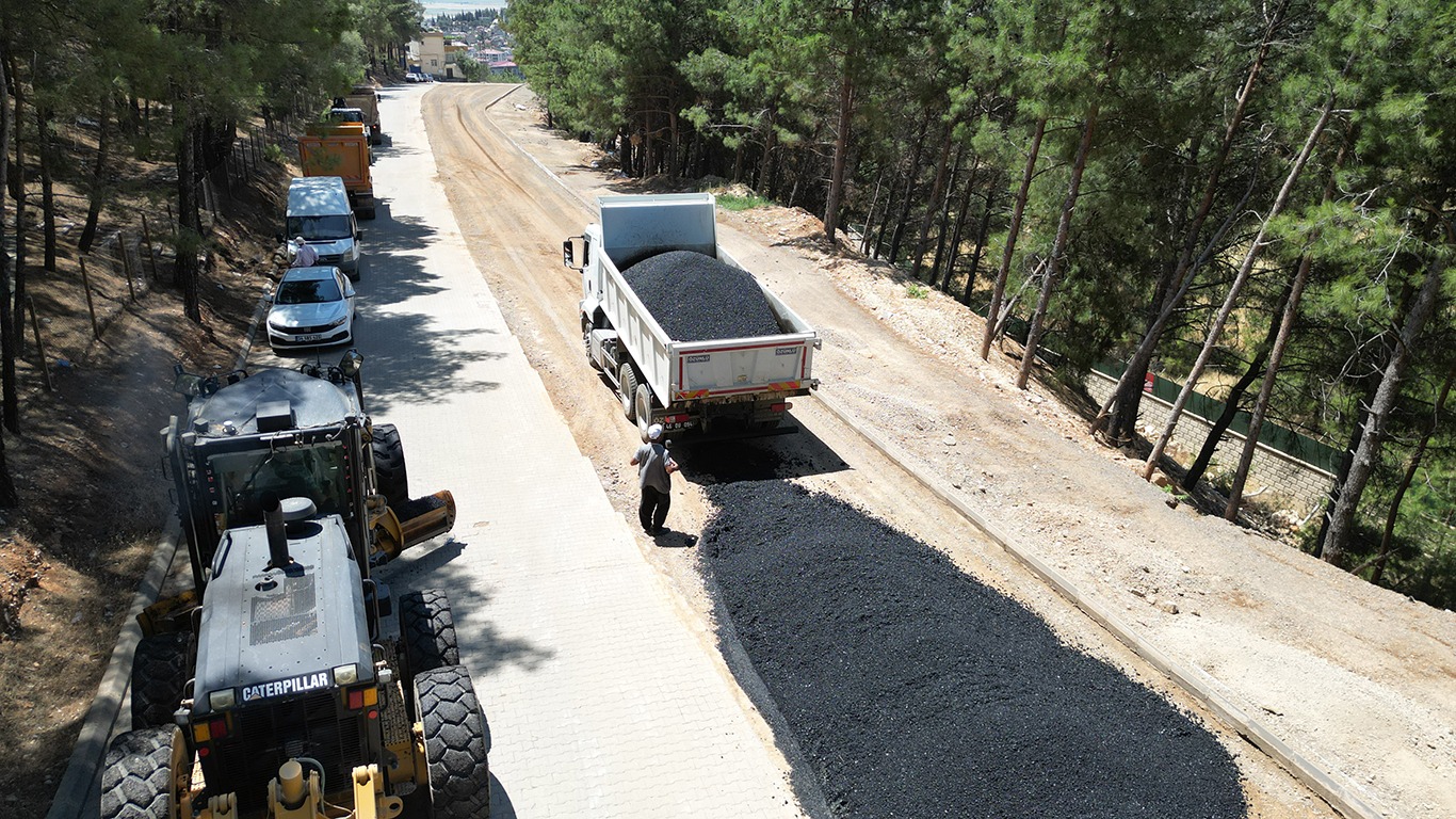 Dulkadiroğlu Belediyesi Fen İşleri Müdürlüğü ekipleri, yaz sezonunun gelmesiyle birlikte