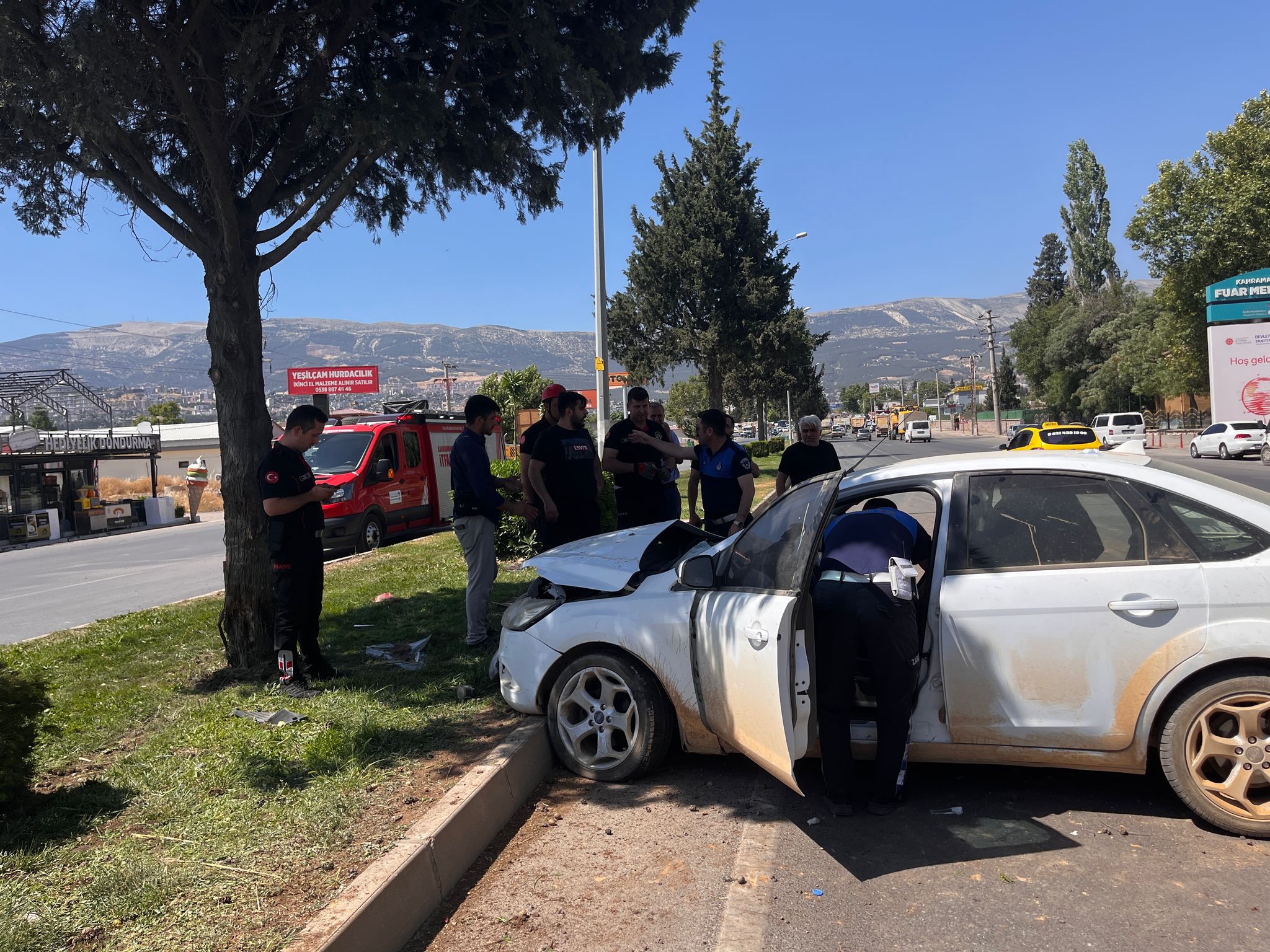 Kahramanmaraş-Adana karayolunda meydana gelen trafik kazasında, kontrolden çıkan otomobil refüje