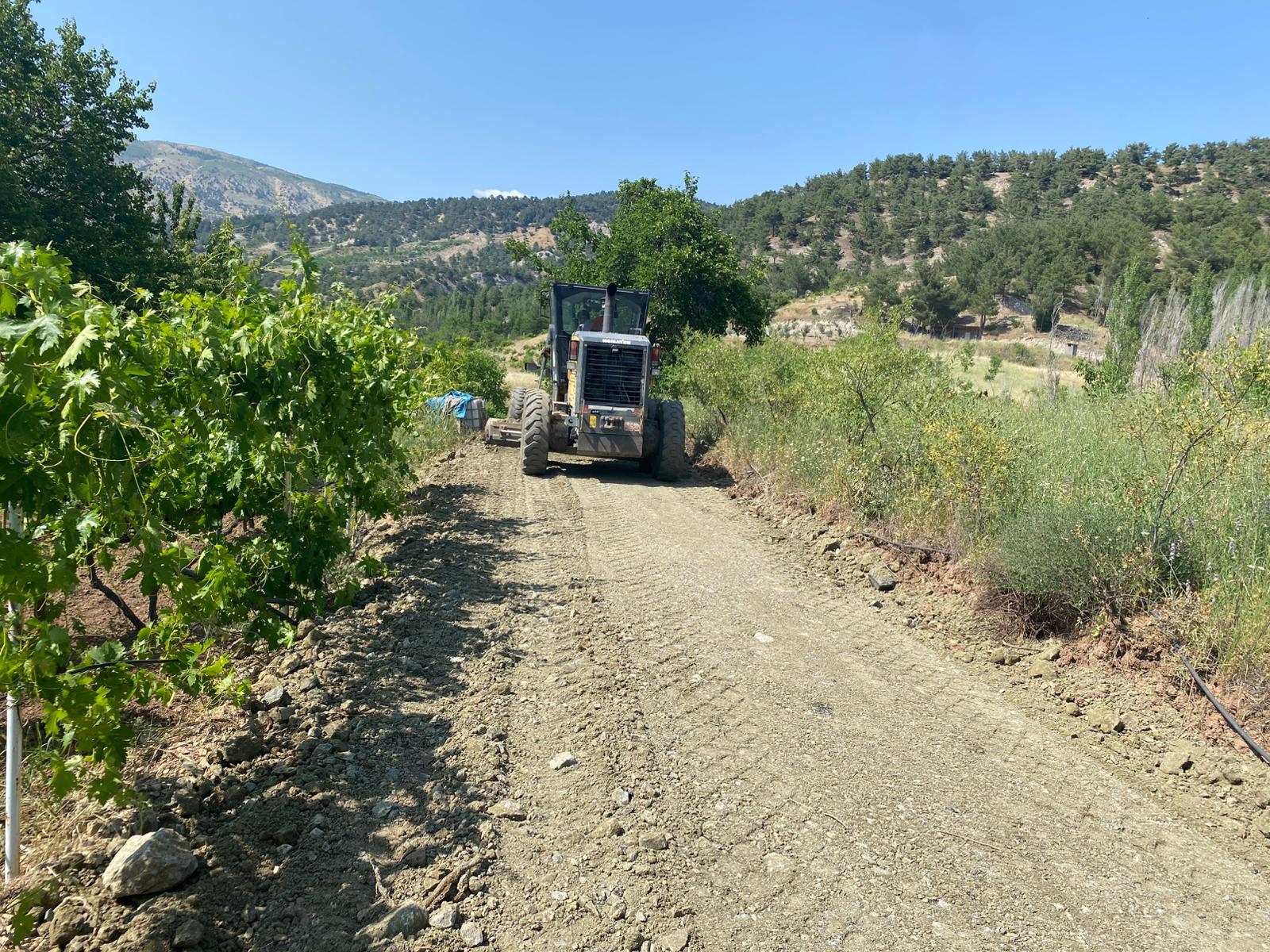Kahramanmaraş’ın Dulkadiroğlu Belediyesi Fen İşleri Müdürlüğü ekipleri, ilçenin kırsal mahallelerinde