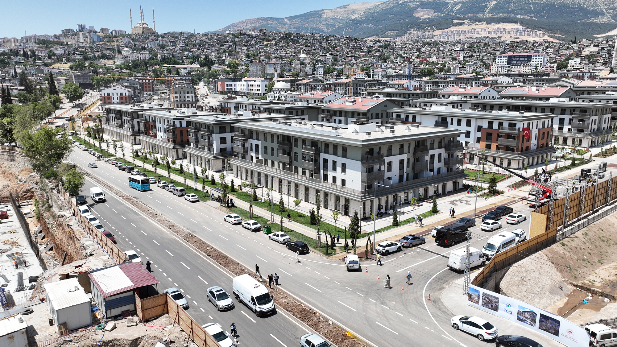 Büyükşehir Belediyesi, Azerbaycan Mahallesi’nde asfalt serimi, çevre düzenlemeleri, yatay ve