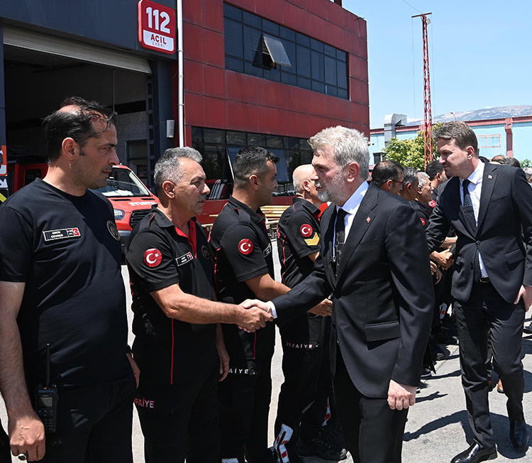 Kurban Bayramı öncesi birimleri tek tek ziyaret edip belediye personellerinin