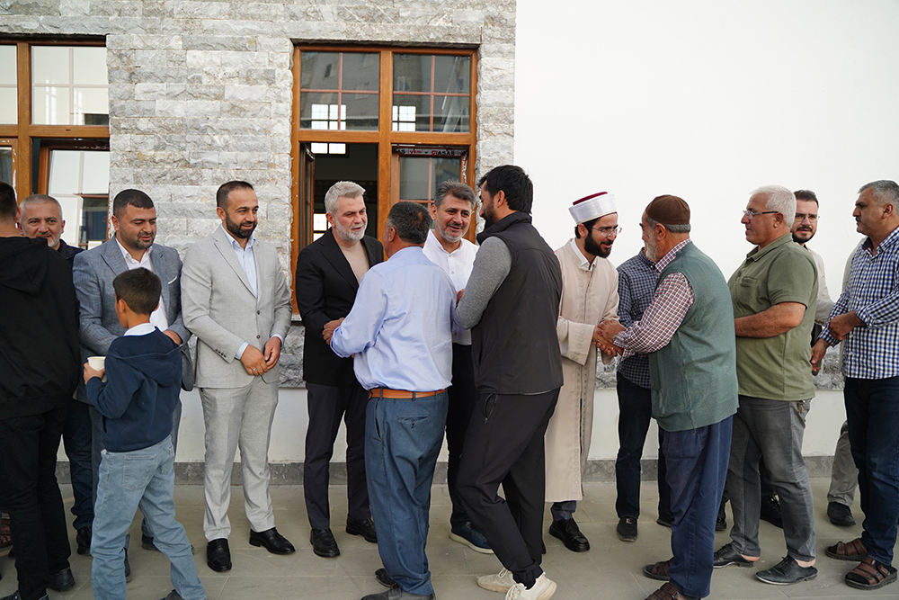 Dulkadiroğlu Yenikent’te bulunan Sema Dokumacı Camii’nde kılınan Bayram Namazı’nın ardından