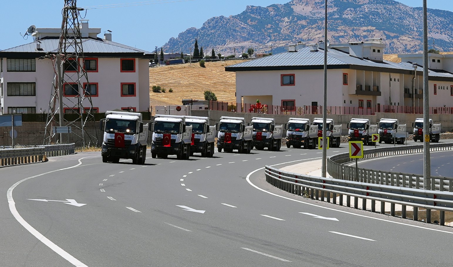 Büyükşehir Belediyesi tarafından şehrin hizmet filosuna kazandırılan yeni iş makinaları