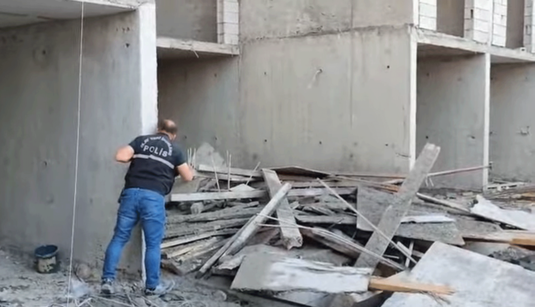 Kahramanmaraş'ın Elbistan ilçesinde yapımı süren 6 katlı bir inşaatta yürek