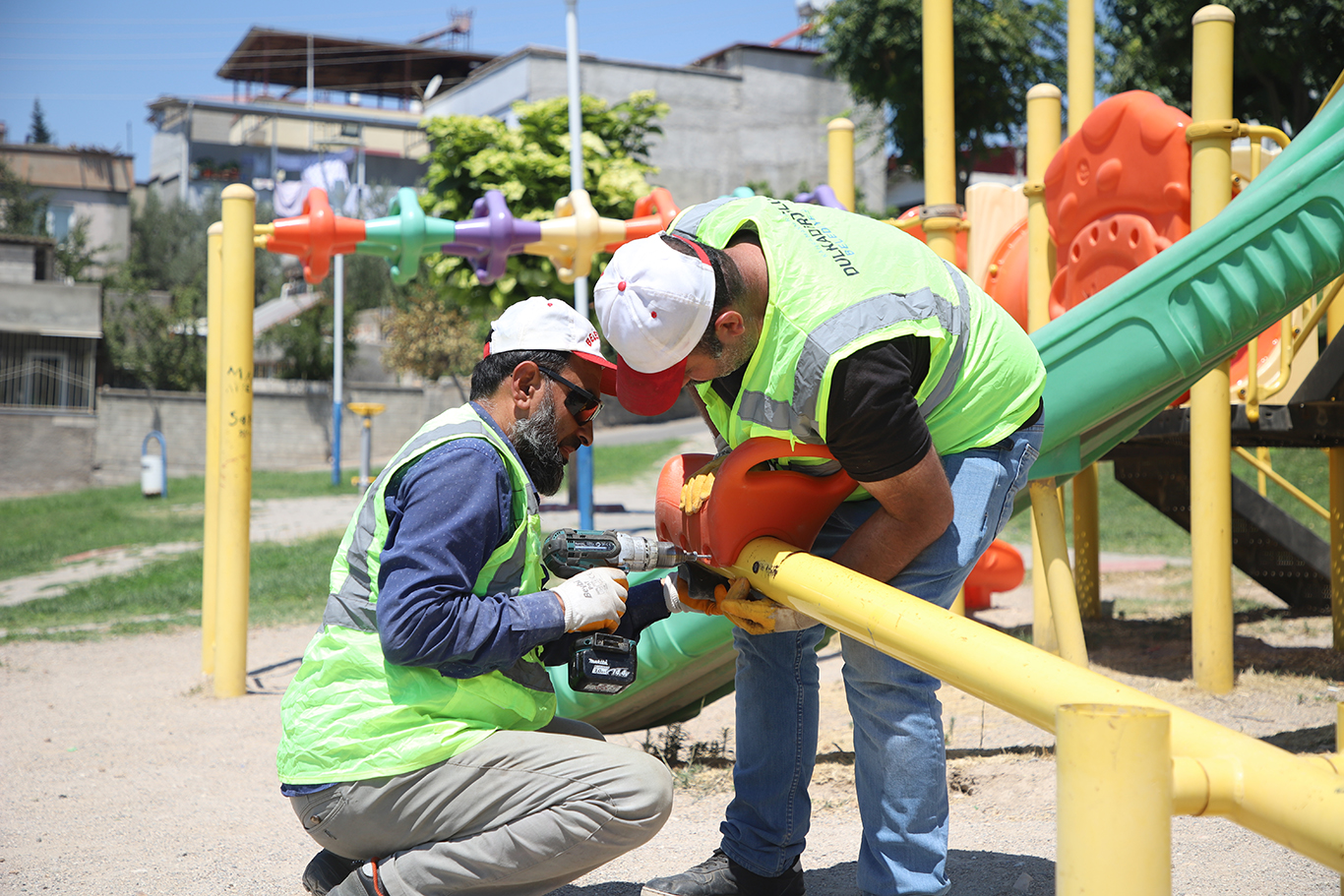 Dulkadiroğlu Belediyesi Park ve Bahçeler Müdürlüğü ekipleri, ilçedeki park ve