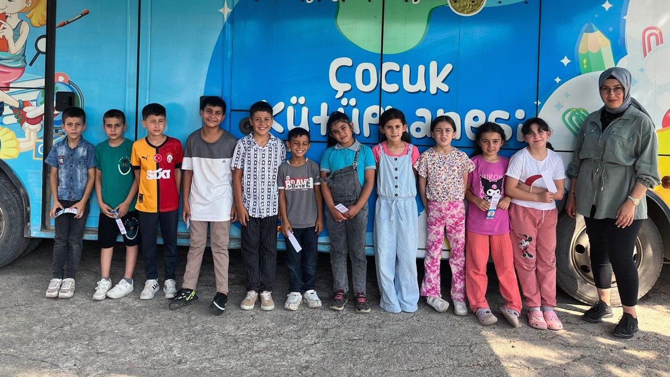 Büyükşehir Belediyesinin kitaba erişimi kısıtlı olan kırsaldaki çocuklara yönelik hayata